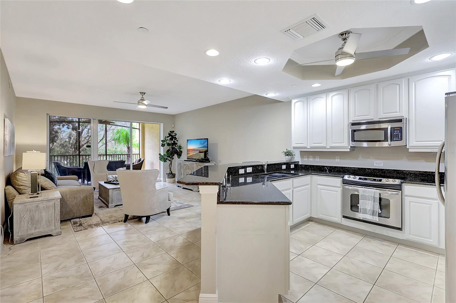 Listing photo id 4 for 6465 Watercrest Way 202