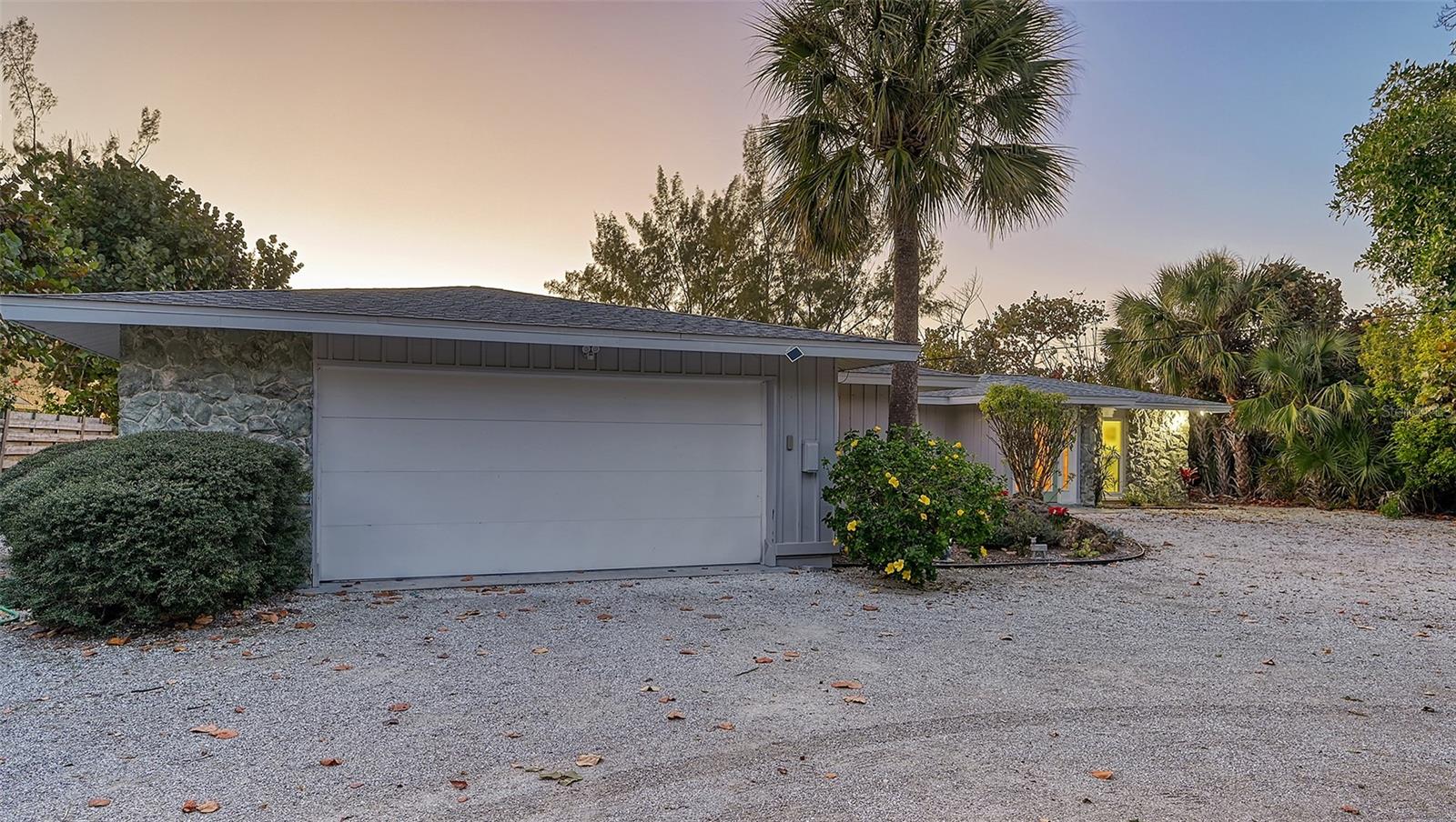 Listing photo id 10 for 406 Casey Key Road