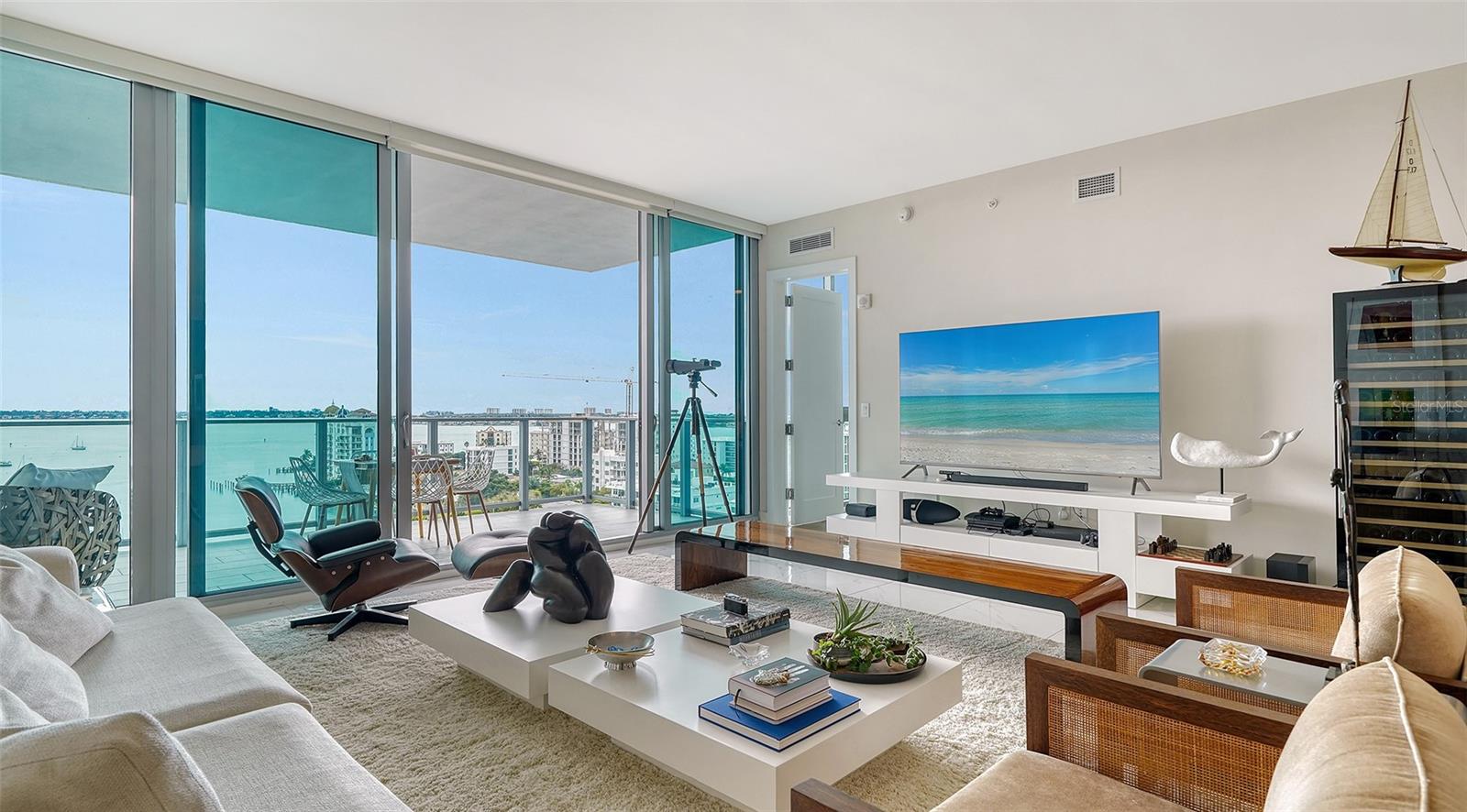 Listing photo id 9 for 1155 Gulfstream Avenue 1201