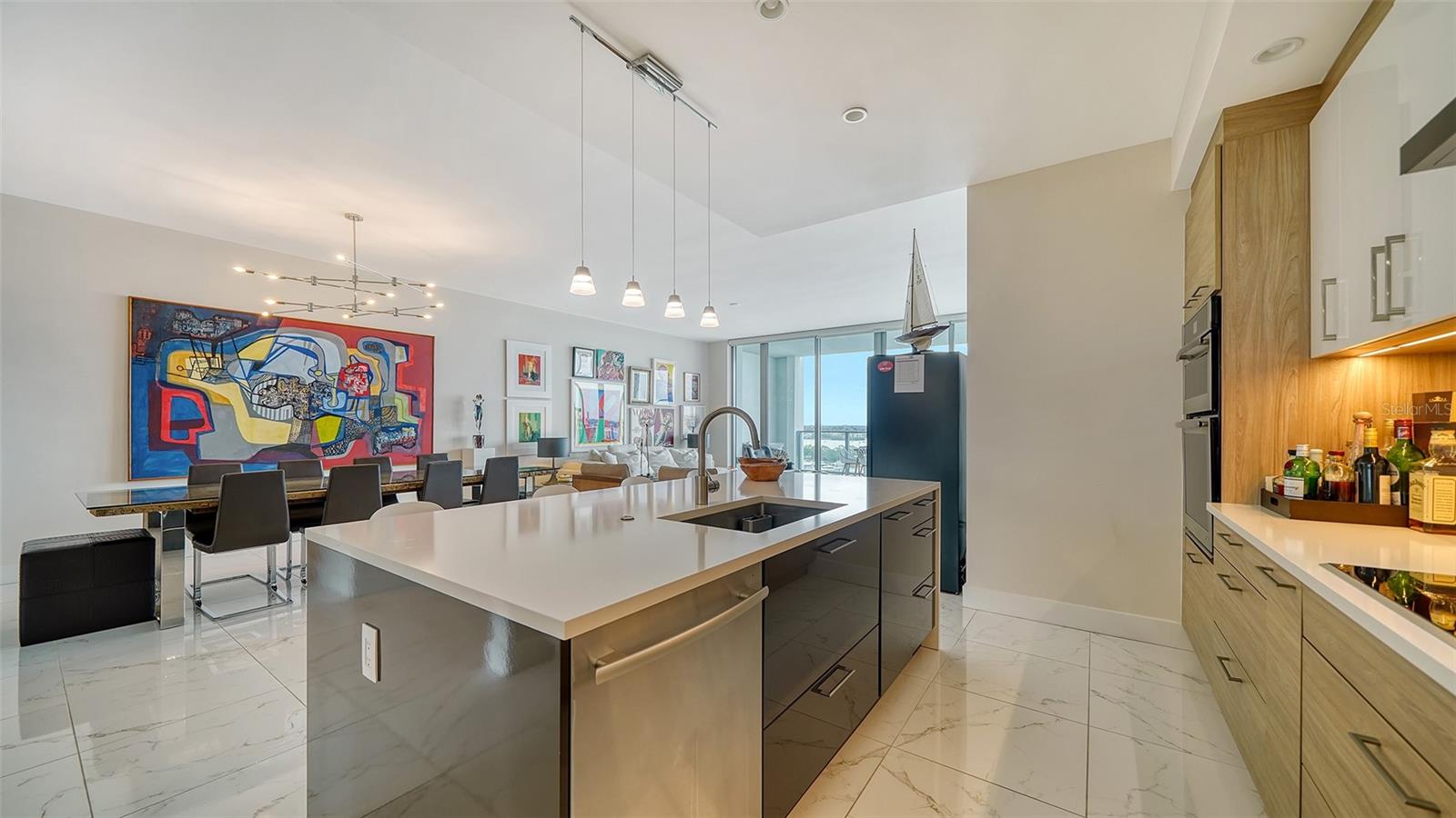 Listing photo id 33 for 1155 Gulfstream Avenue 1201