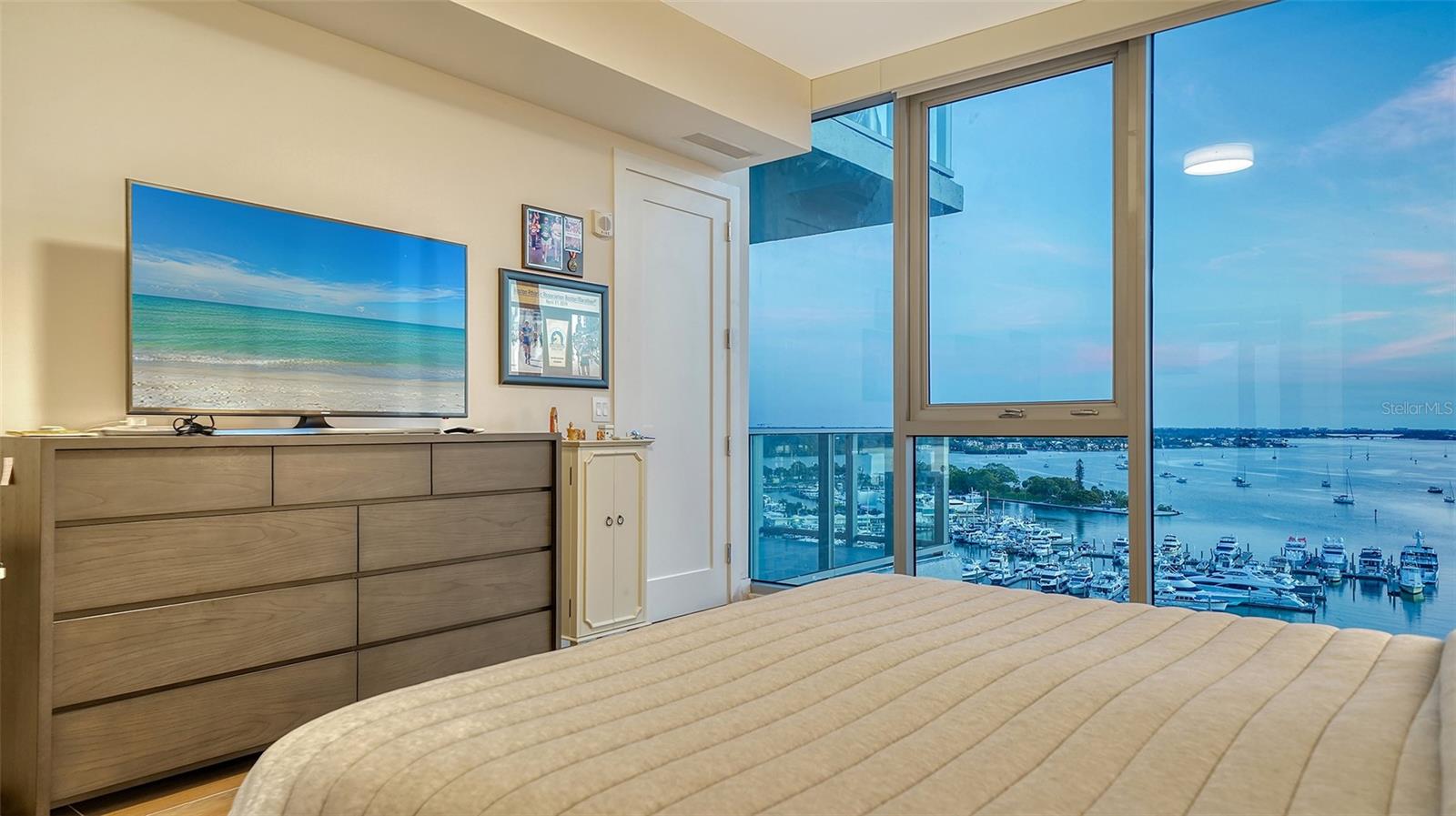 Listing photo id 36 for 1155 Gulfstream Avenue 1201