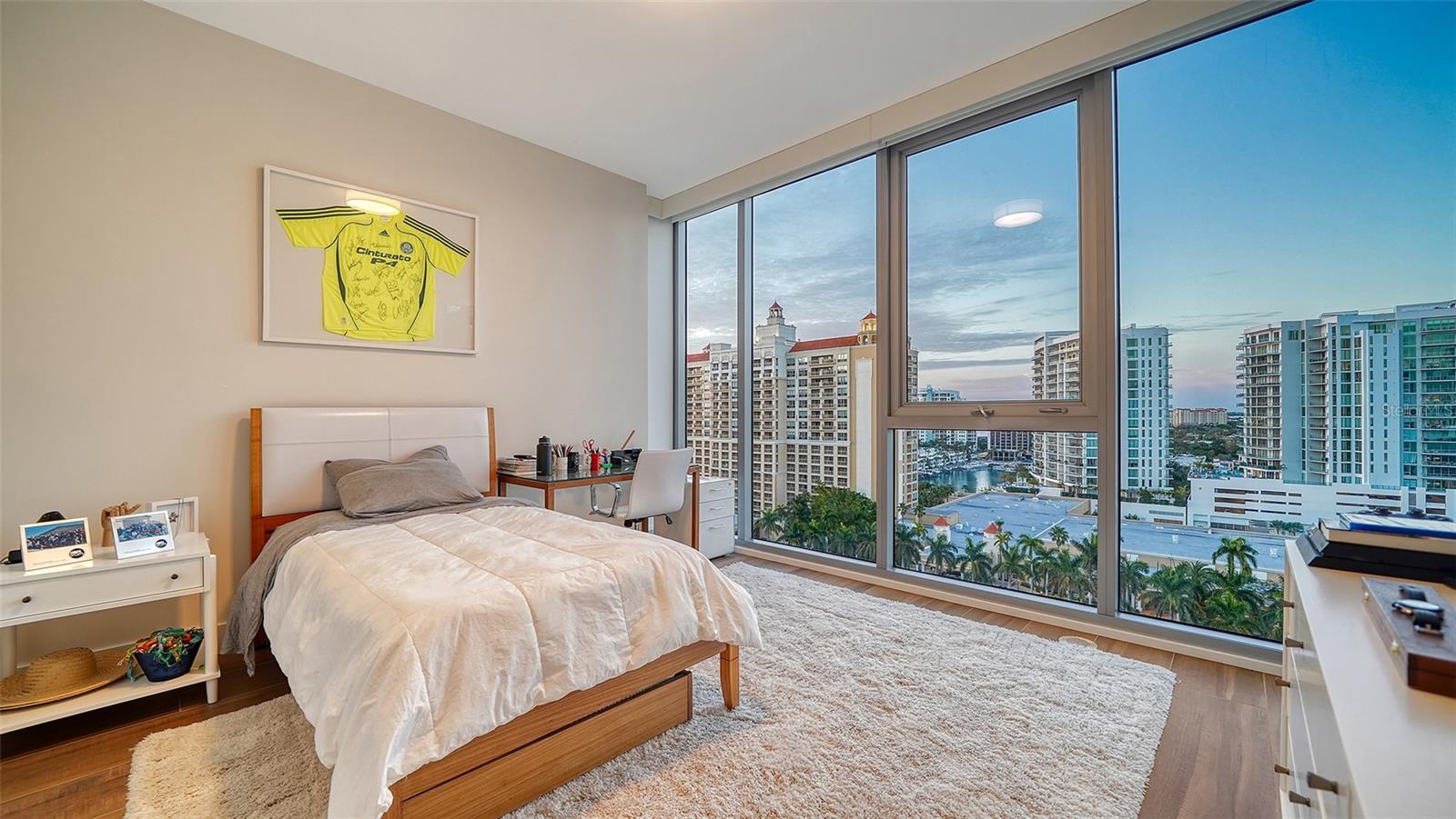 Listing photo id 47 for 1155 Gulfstream Avenue 1201