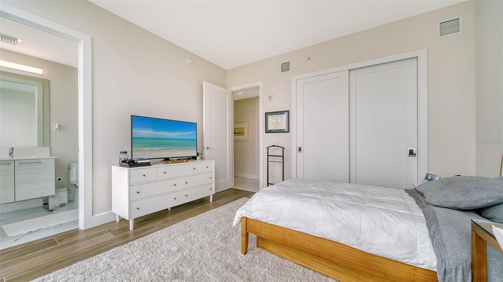 Listing photo id 49 for 1155 Gulfstream Avenue 1201