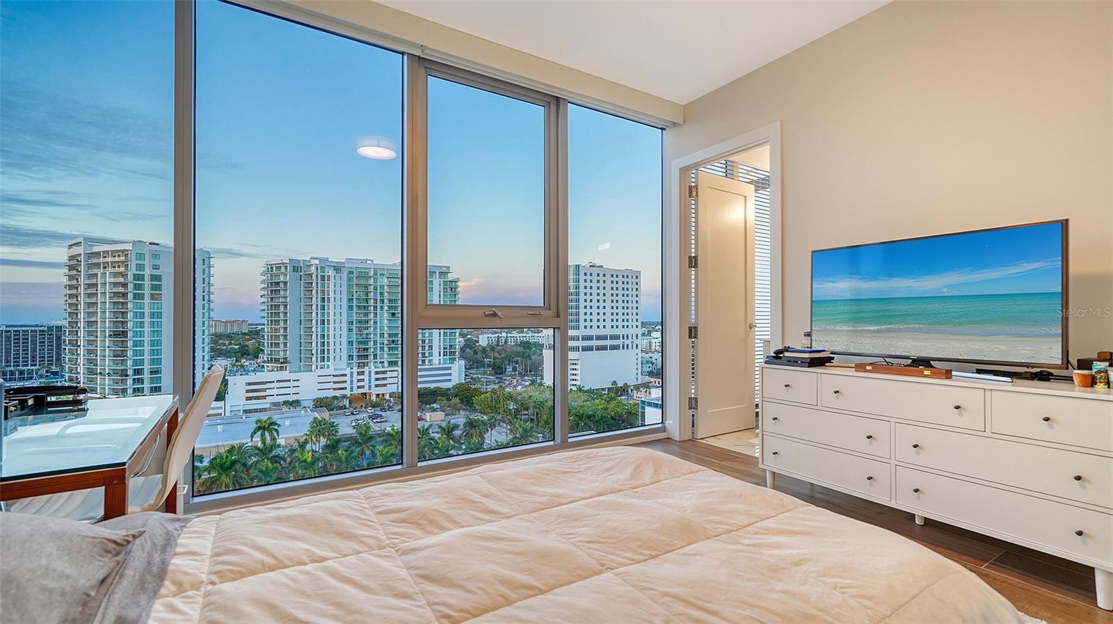 Listing photo id 52 for 1155 Gulfstream Avenue 1201