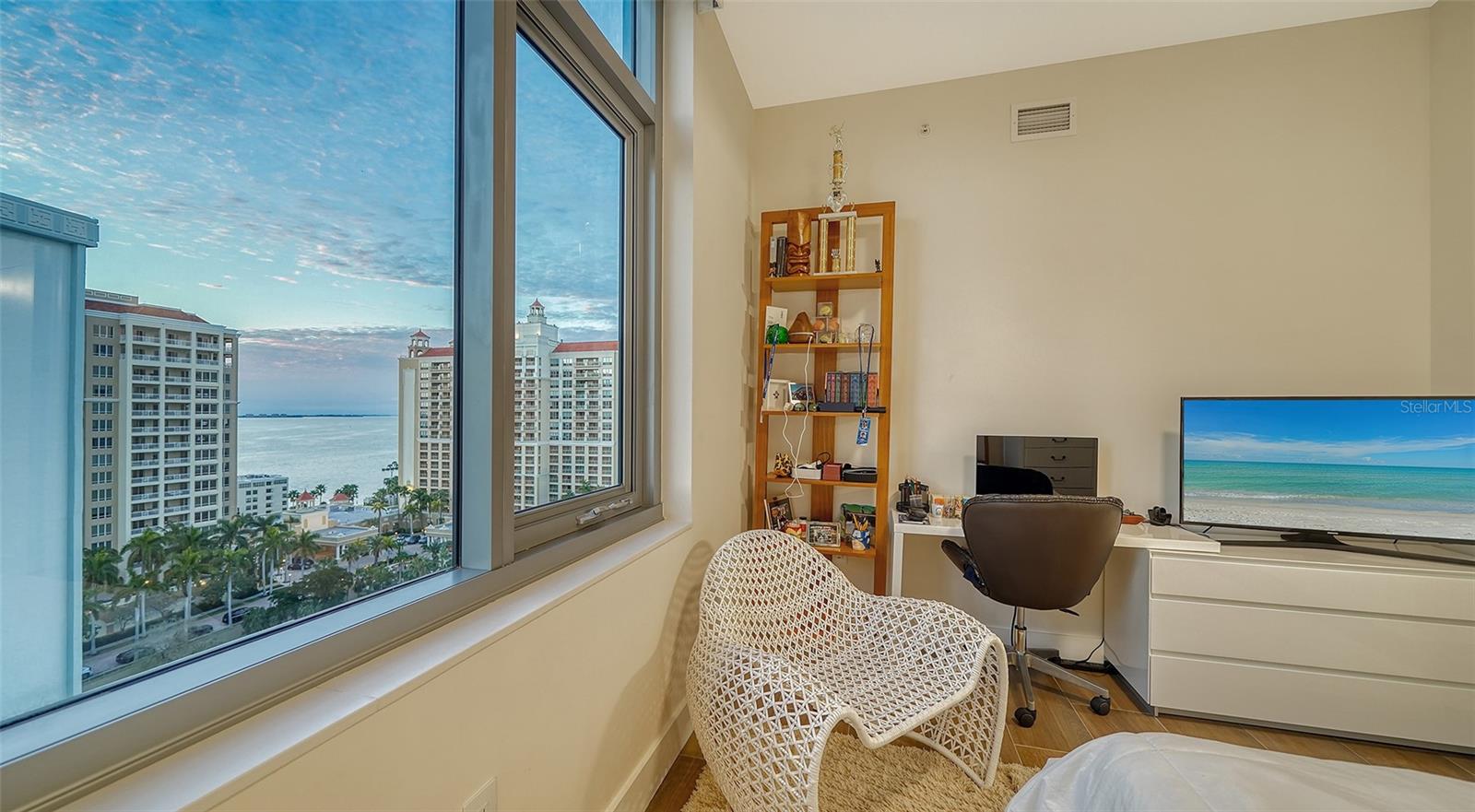 Listing photo id 56 for 1155 Gulfstream Avenue 1201