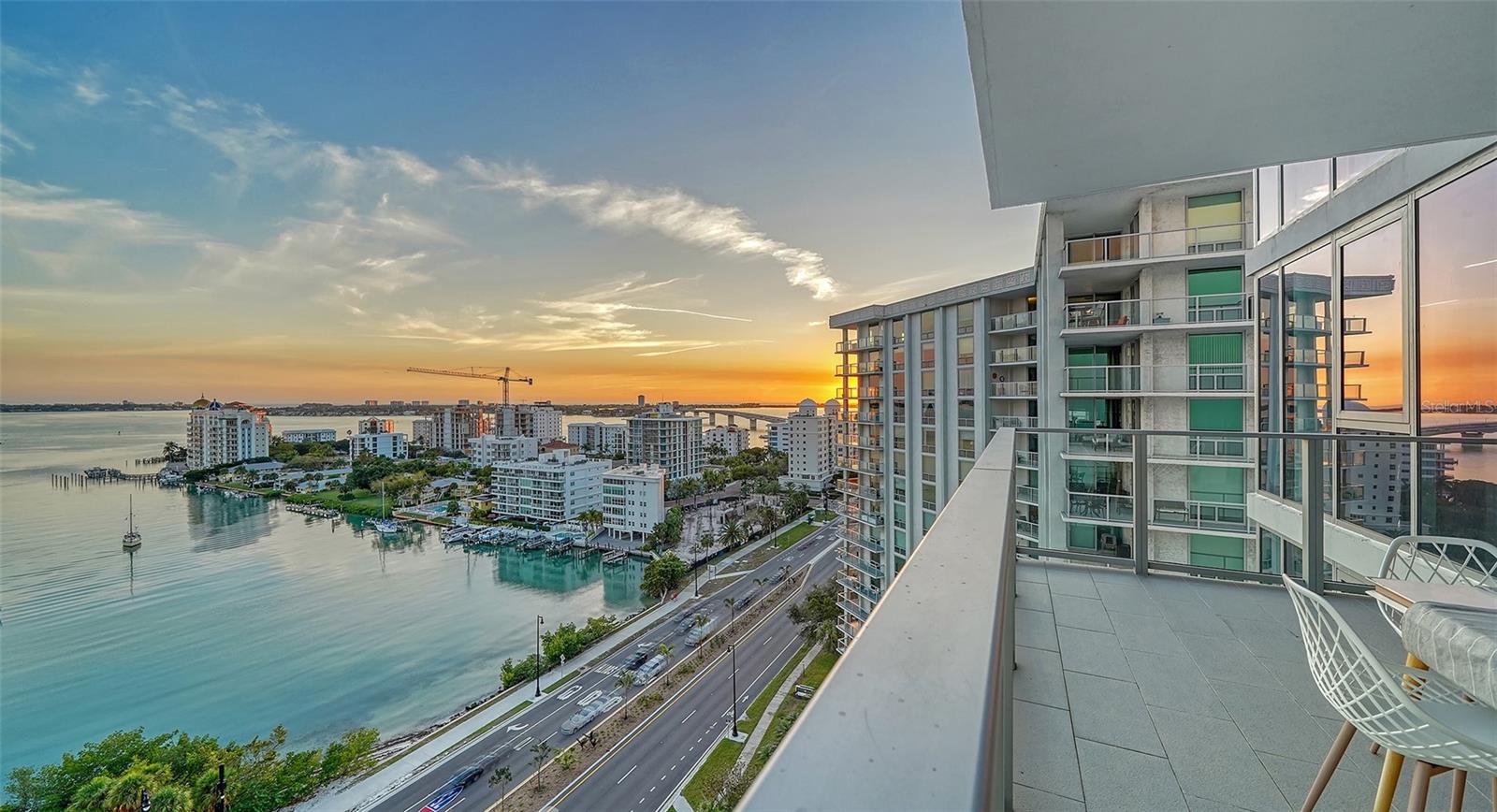 Listing photo id 4 for 1155 Gulfstream Avenue 1201