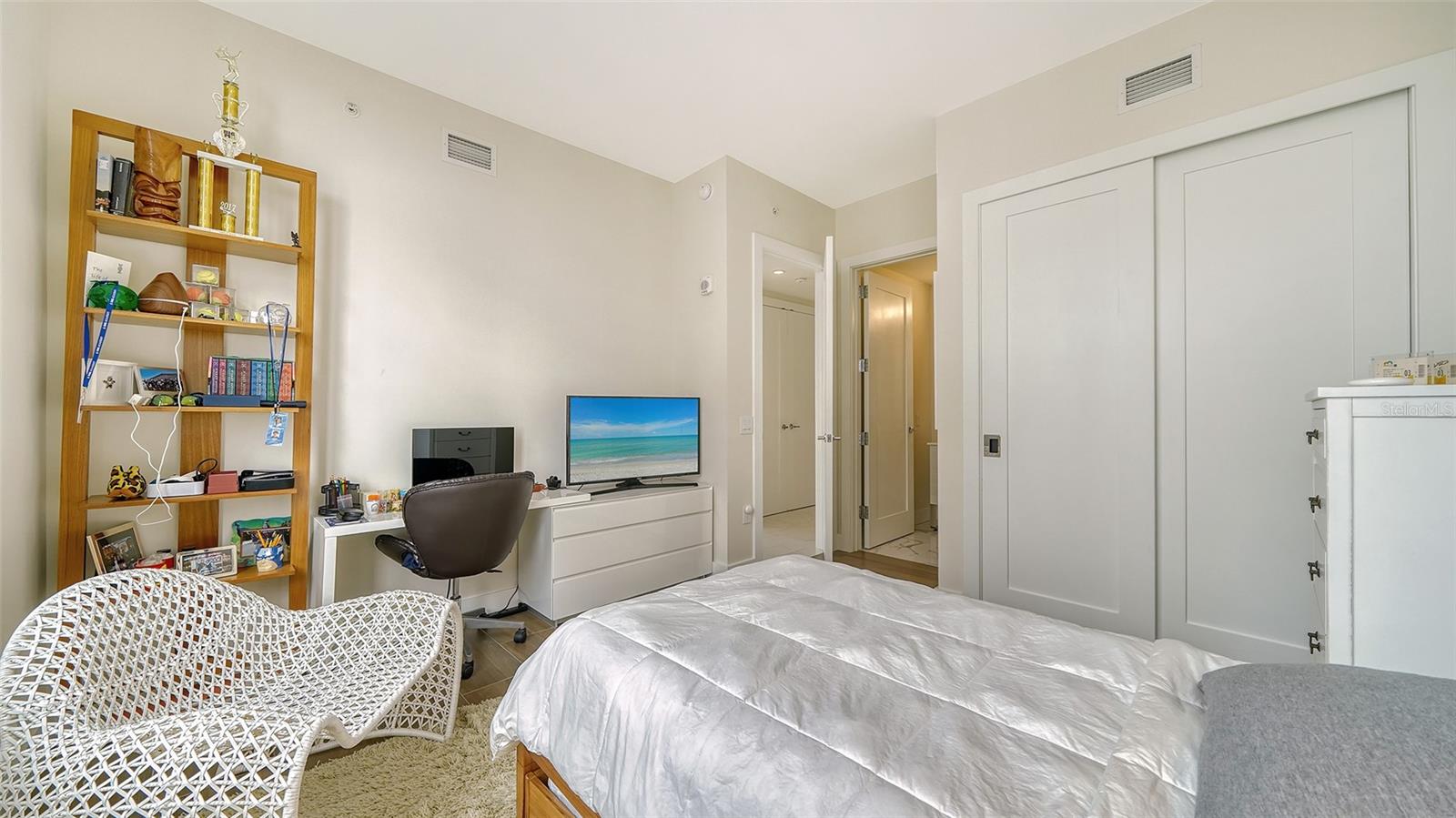 Listing photo id 58 for 1155 Gulfstream Avenue 1201