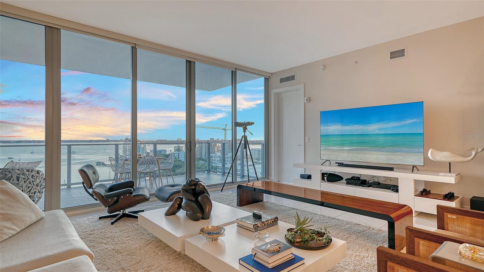 Listing photo id 5 for 1155 Gulfstream Avenue 1201