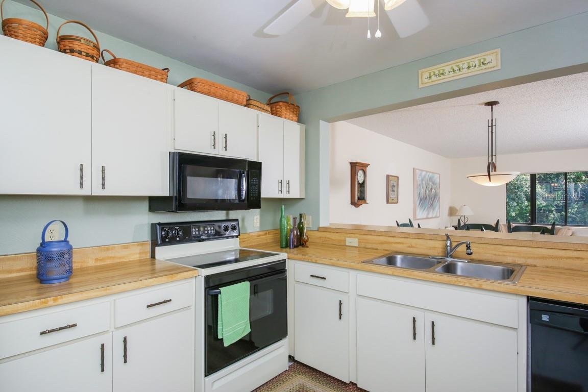 Image 11 of 37 For 702 Oakview Drive 702