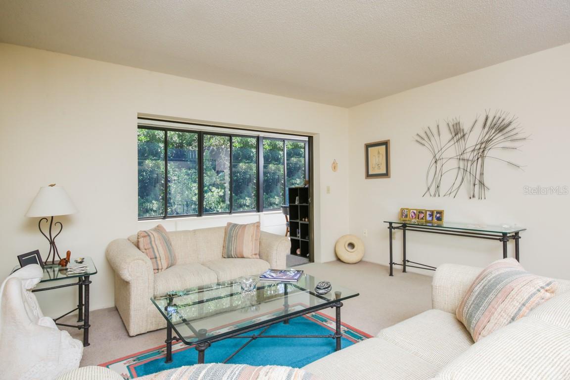 Image 16 of 37 For 702 Oakview Drive 702