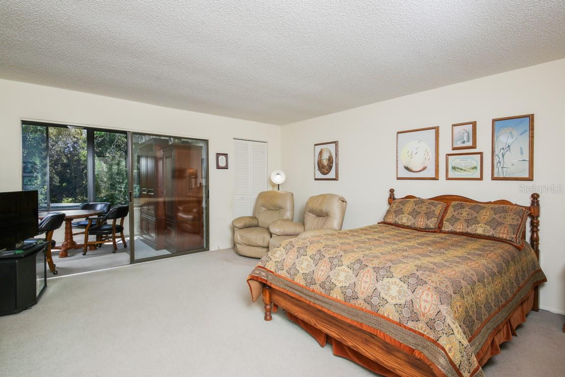 Image 18 of 37 For 702 Oakview Drive 702