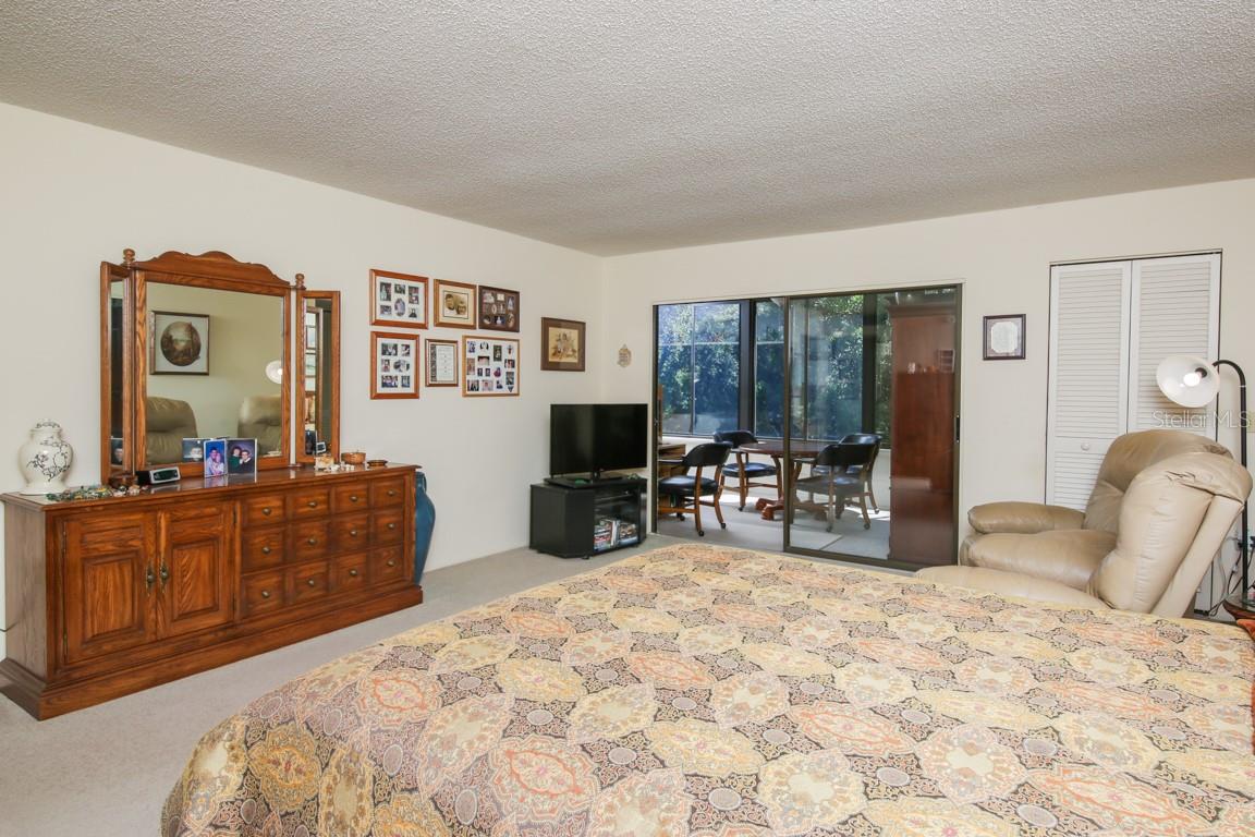 Image 19 of 37 For 702 Oakview Drive 702