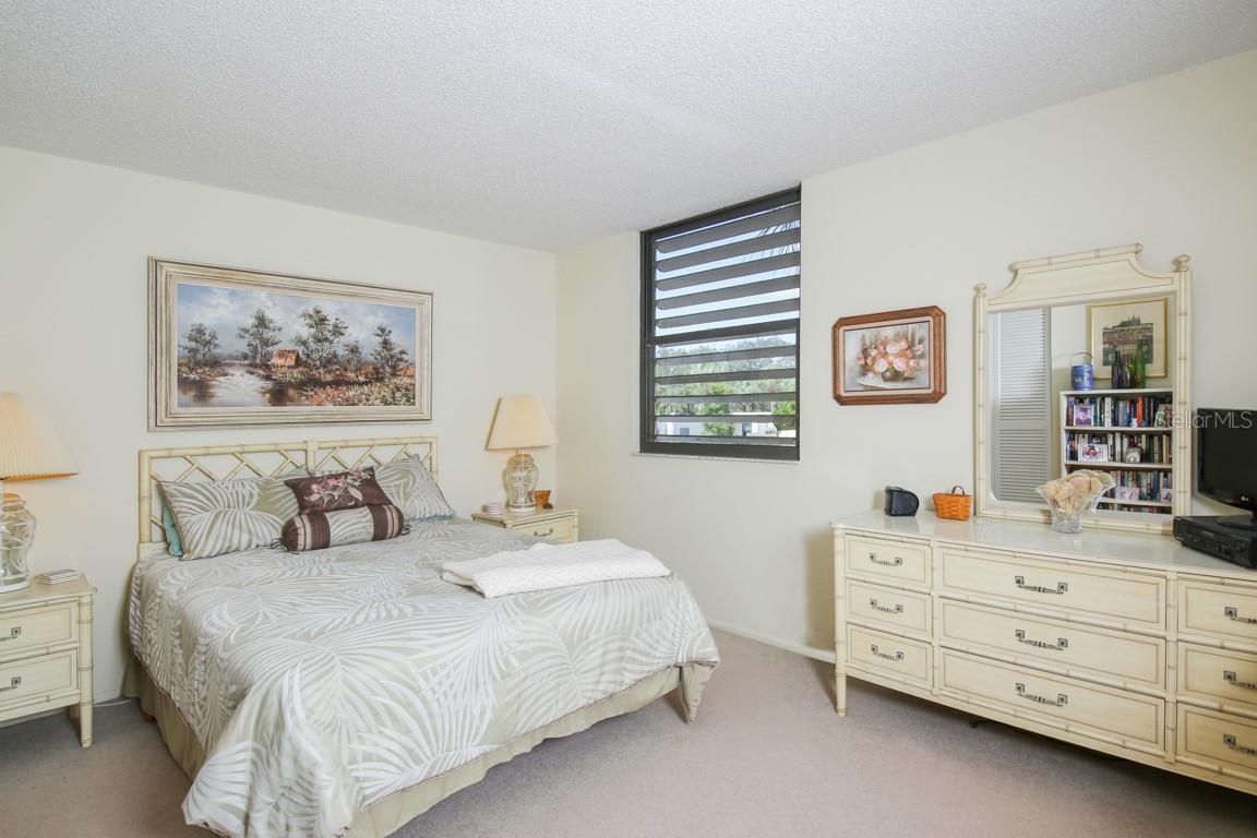 Image 22 of 37 For 702 Oakview Drive 702