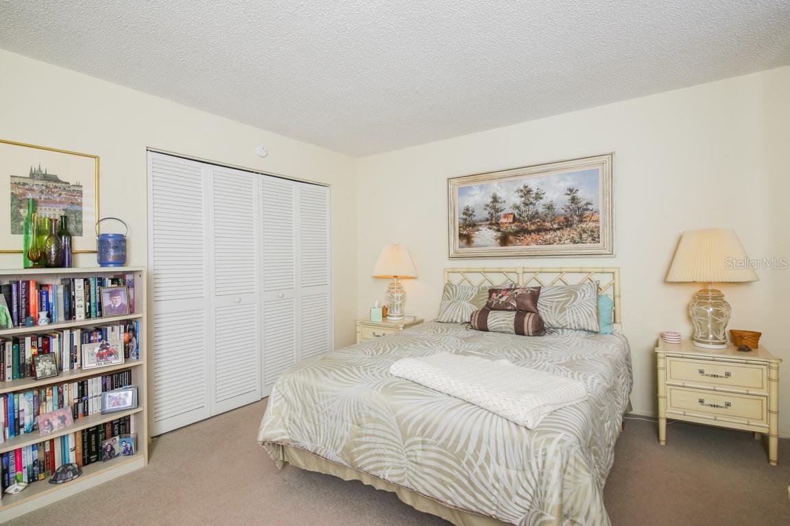 Image 23 of 37 For 702 Oakview Drive 702