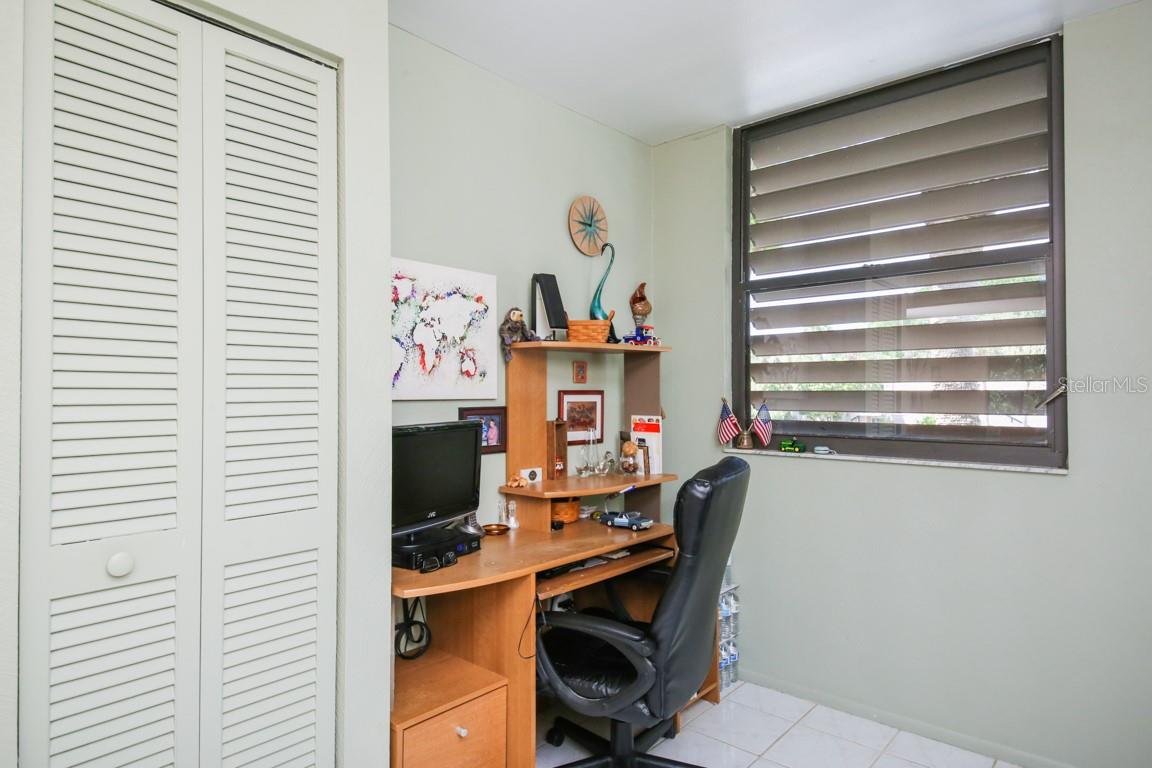Image 9 of 37 For 702 Oakview Drive 702