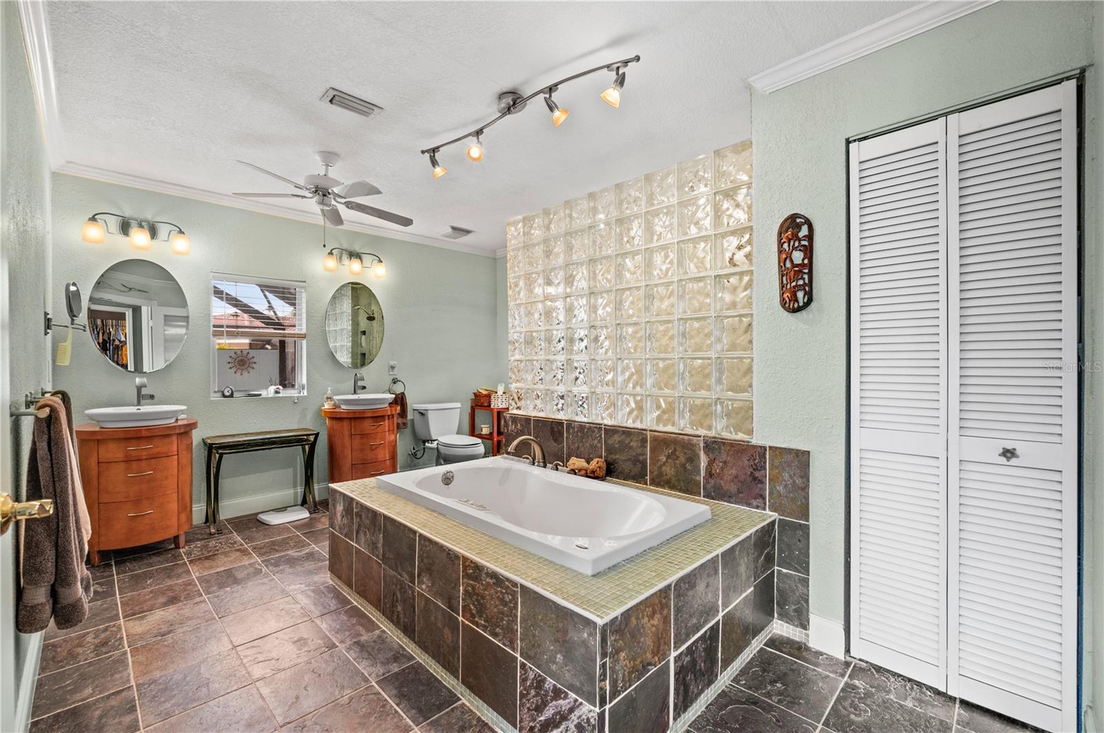 Image 17 of 49 For 104 Graham Street Se