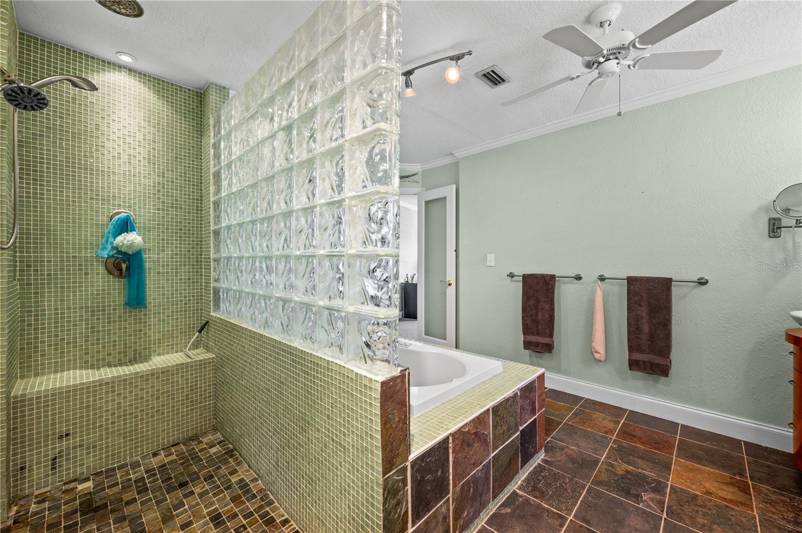 Image 18 of 49 For 104 Graham Street Se