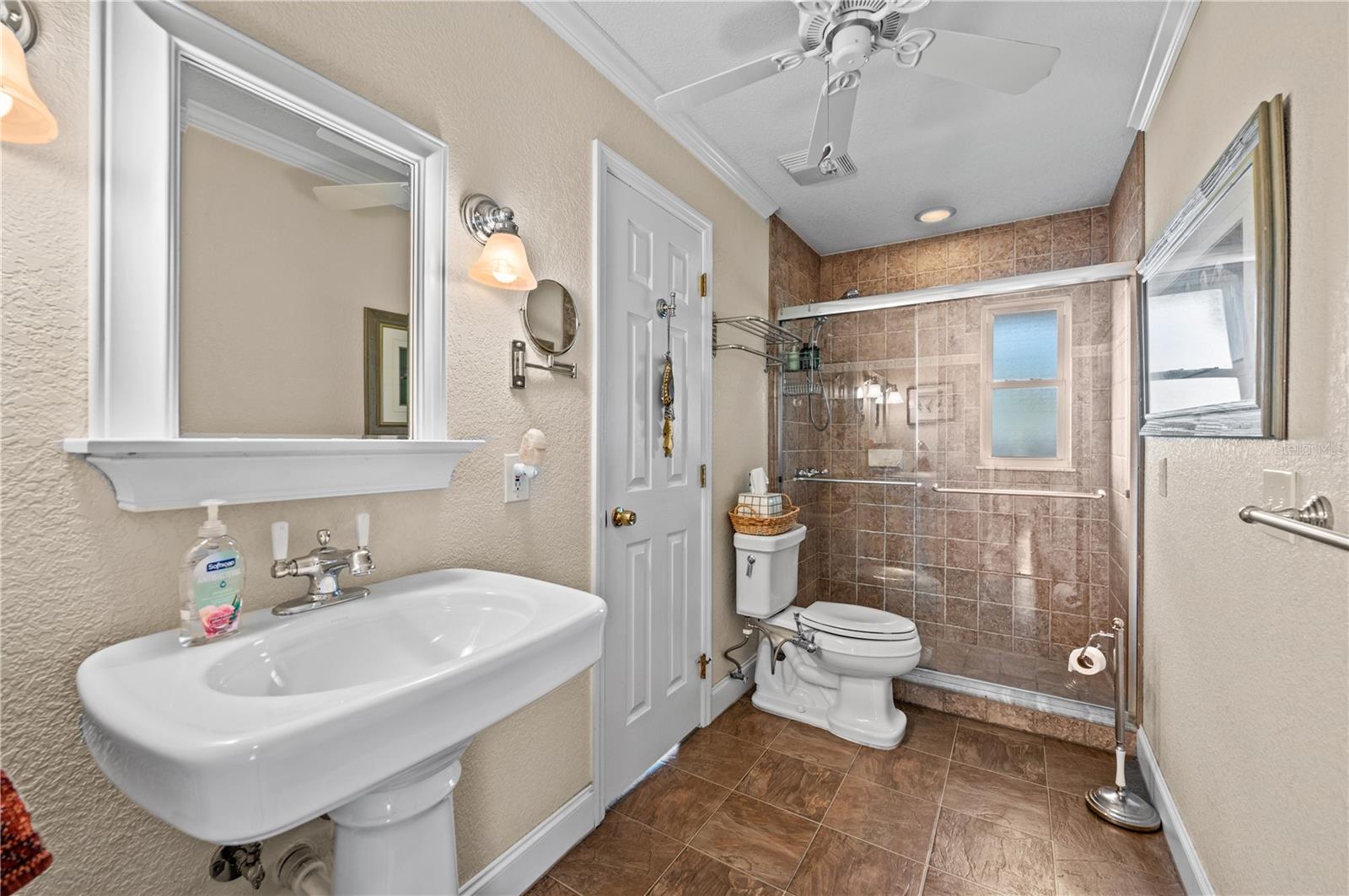 Image 20 of 49 For 104 Graham Street Se