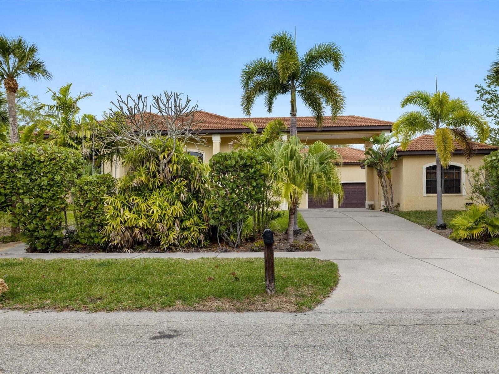 Details for 335 Island Circle, SARASOTA, FL 34242