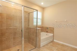 Listing photo id 18 for 16421 Woodside Glen