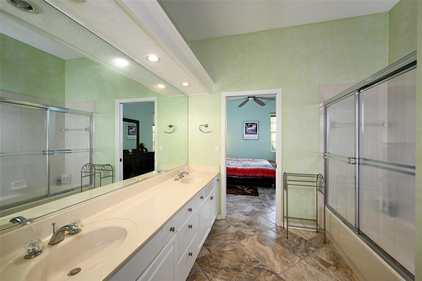 Listing photo id 19 for 3718 Boca Pointe Drive