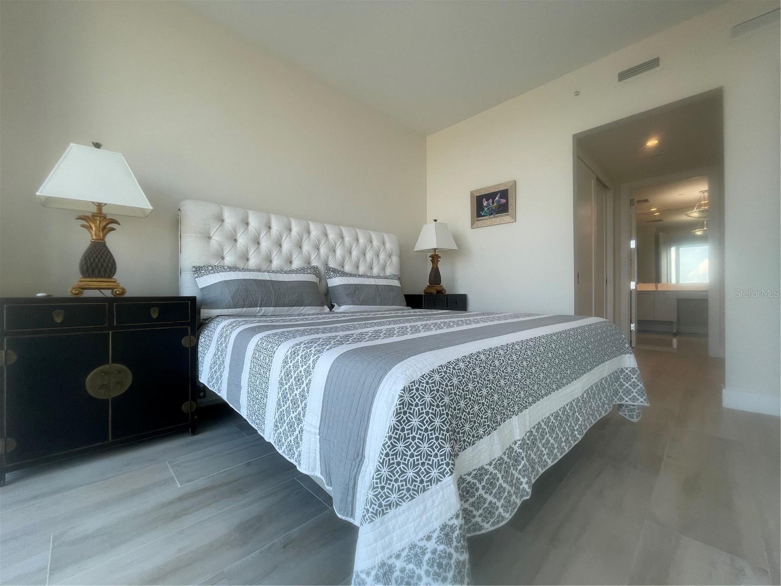 Listing photo id 22 for 1155 Gulfstream Avenue 406