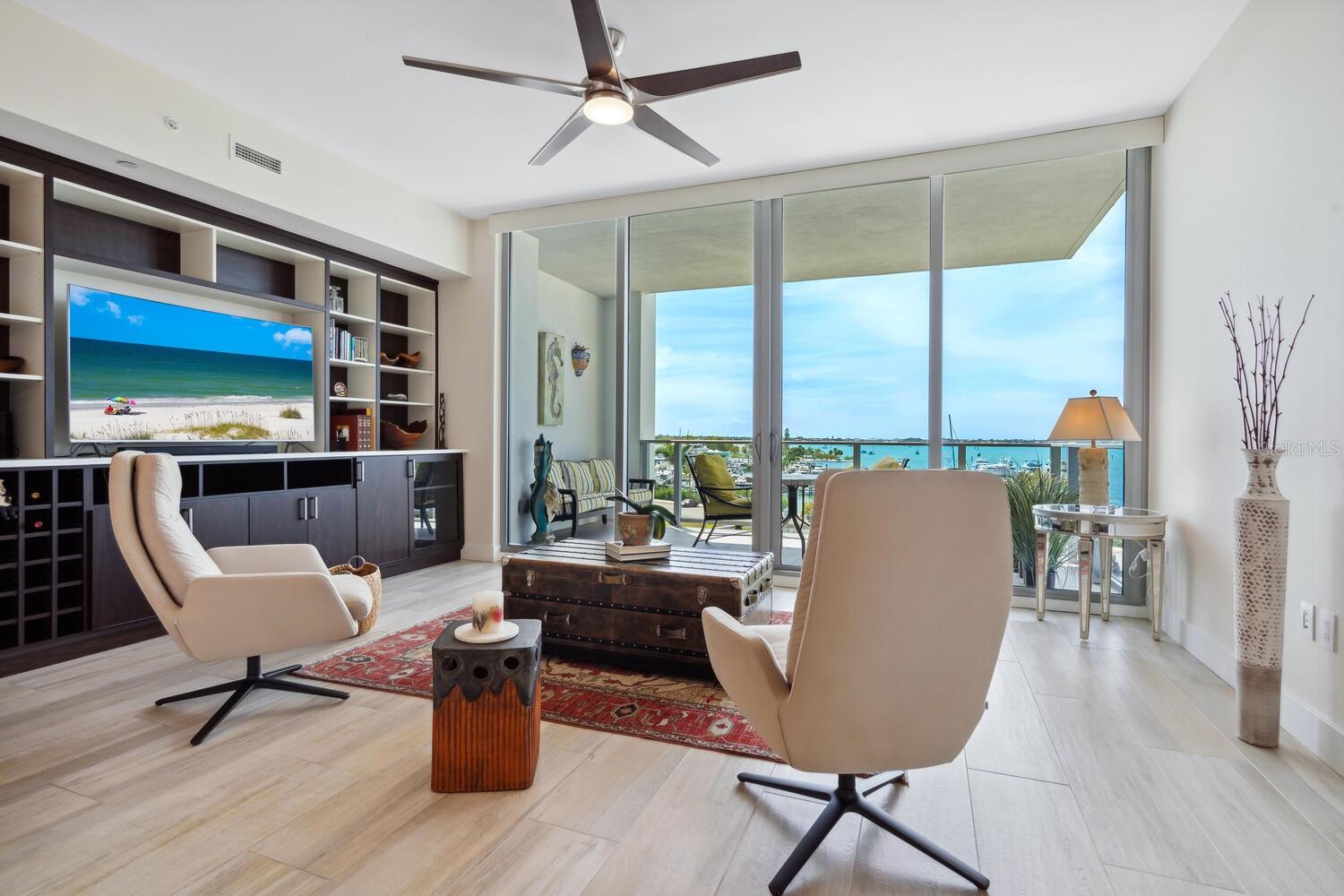 Listing photo id 5 for 1155 Gulfstream Avenue 406