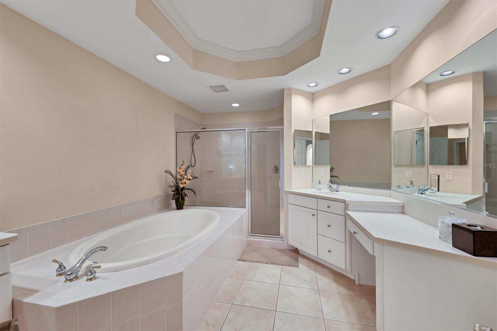 Listing photo id 20 for 6310 Watercrest Way 201