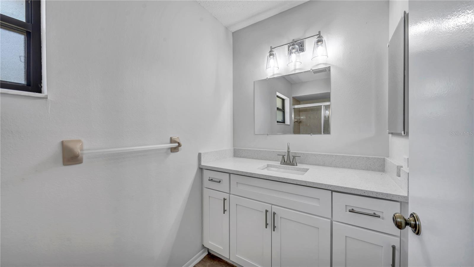 Listing photo id 27 for 3871 Fontainebleau Street