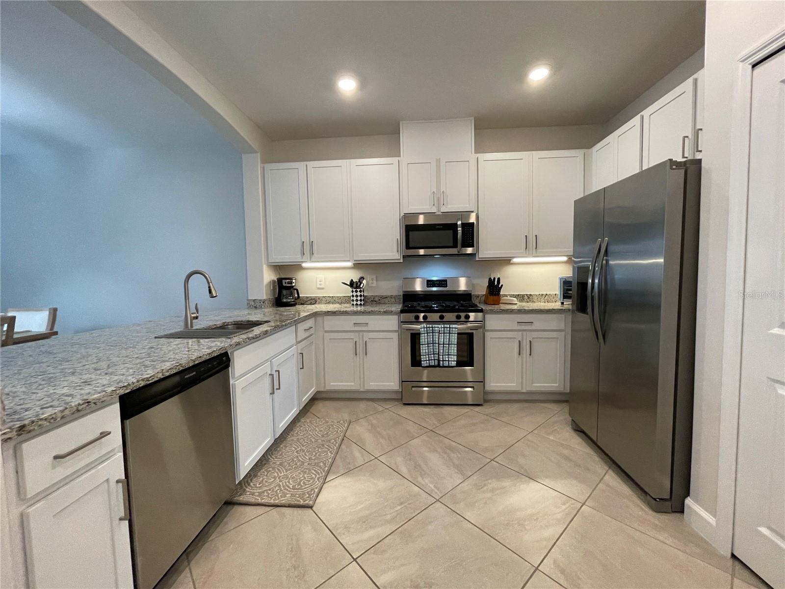 Listing photo id 7 for 15950 Clear Skies Place