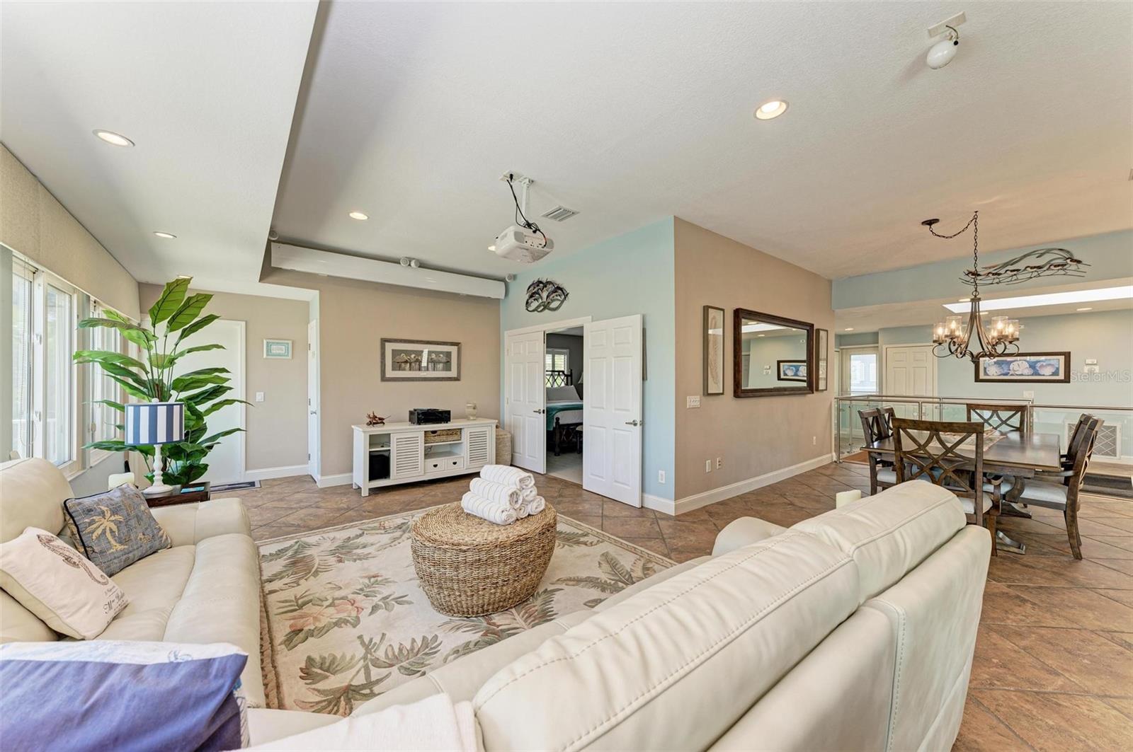 Listing photo id 21 for 523 Loquat Drive