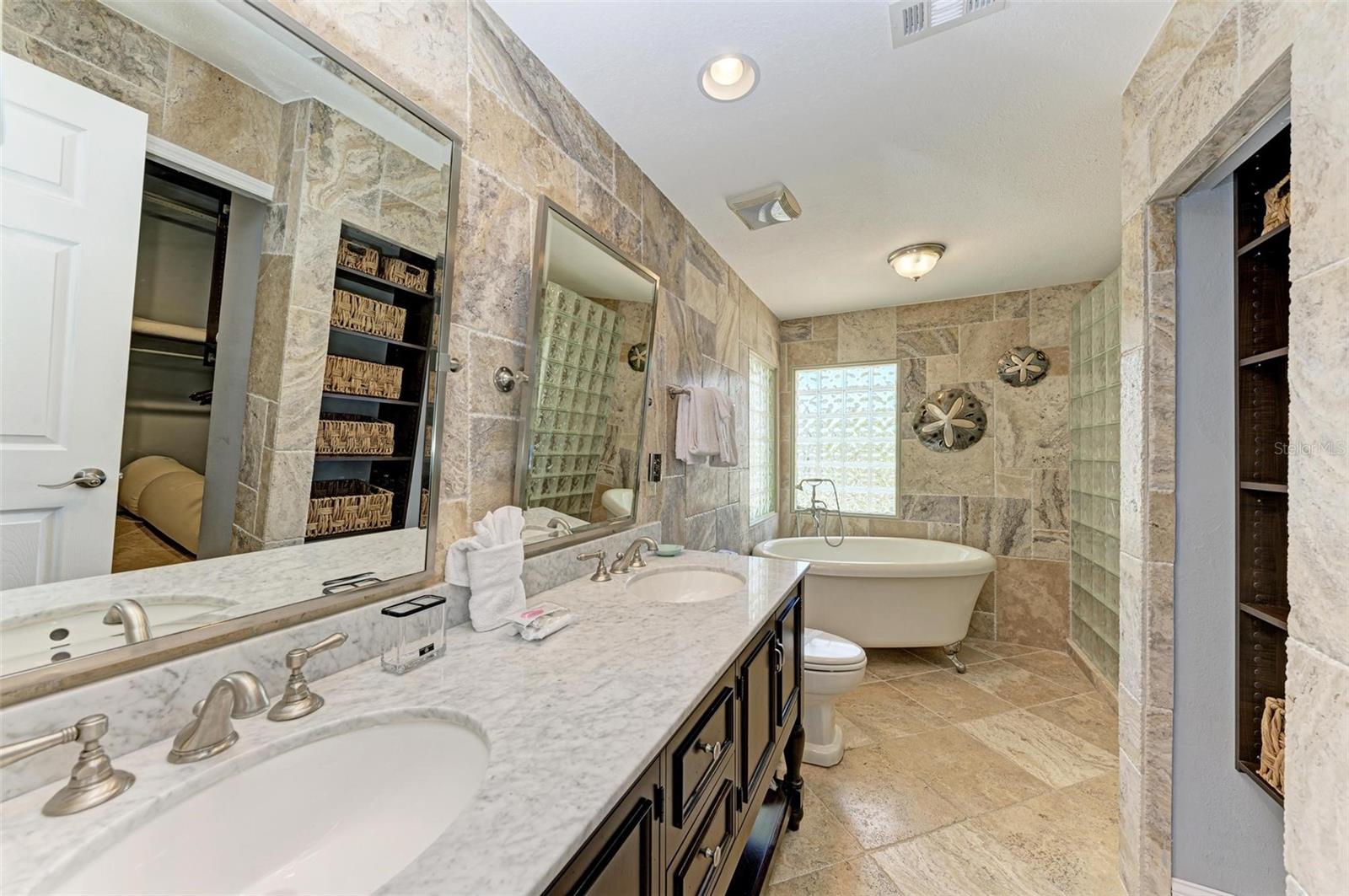 Listing photo id 28 for 523 Loquat Drive