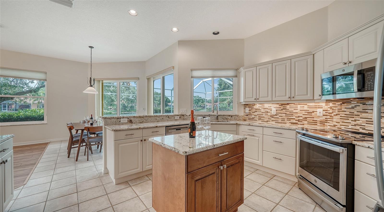 Listing photo id 16 for 4915 Old Oakleaf Drive