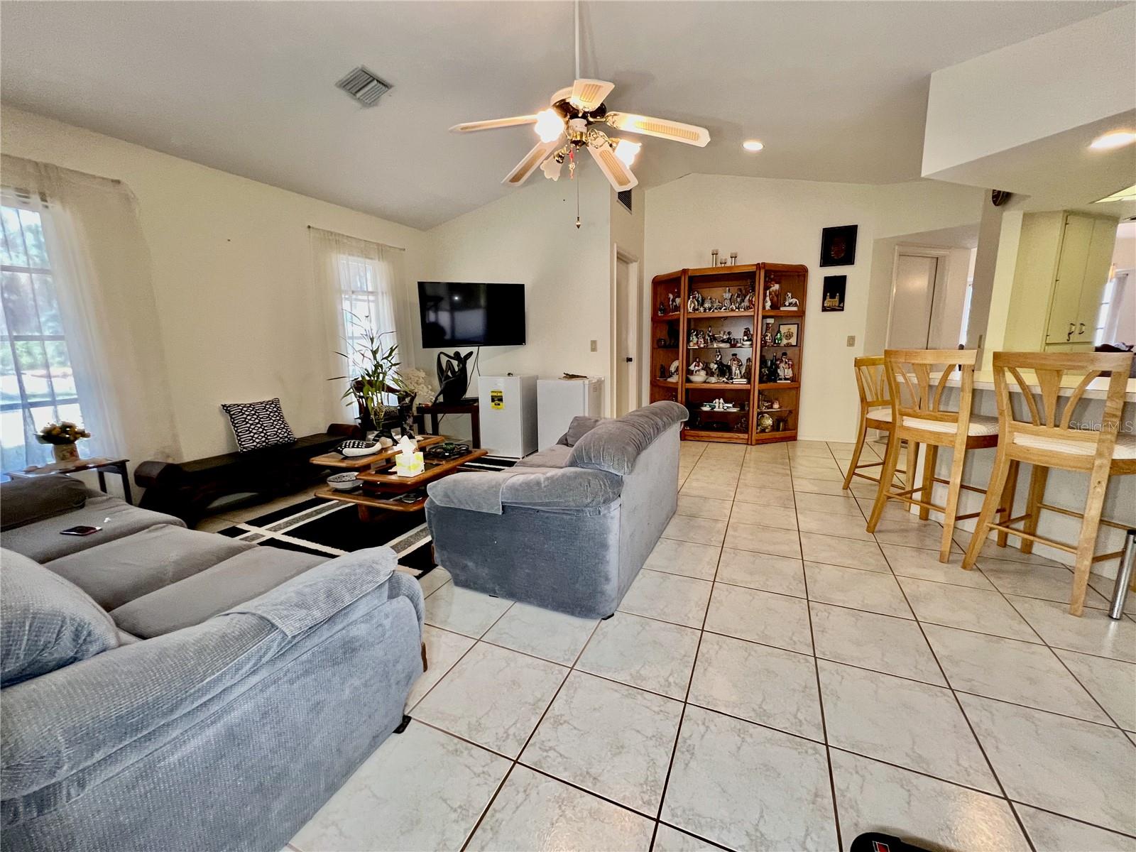 Listing photo id 10 for 5277 San Luis Terrace