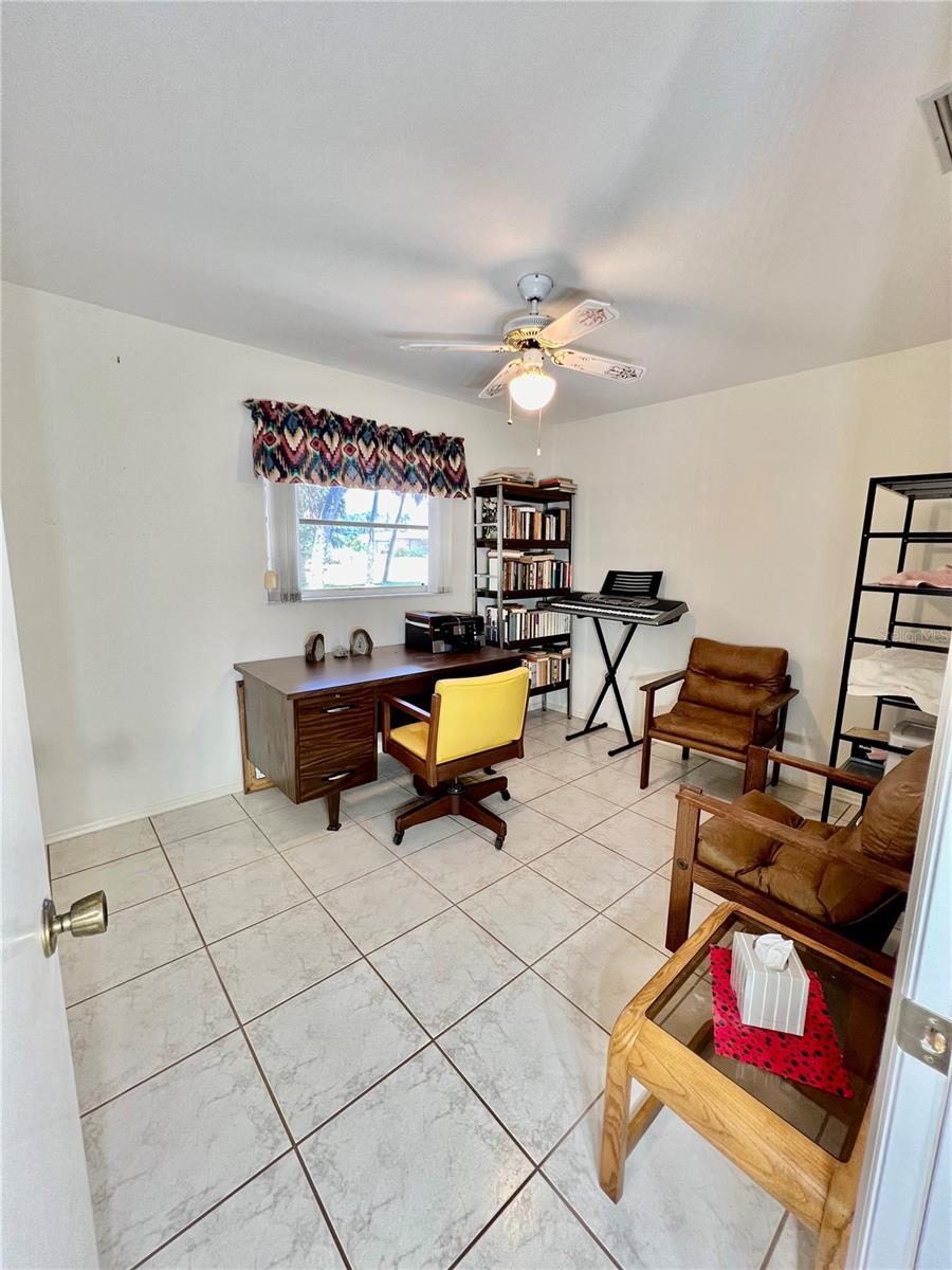 Listing photo id 17 for 5277 San Luis Terrace