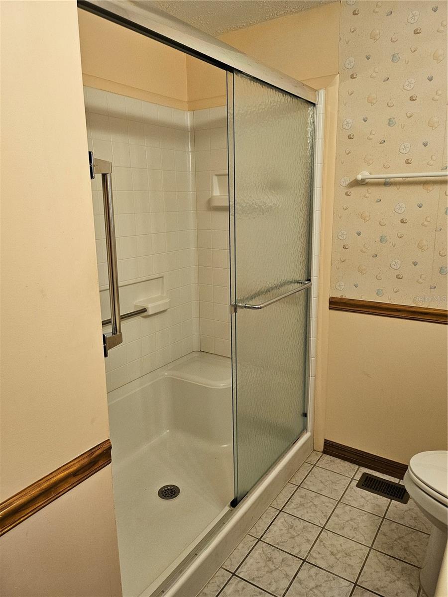 Image 32 of 82 For 407 White Oak Way