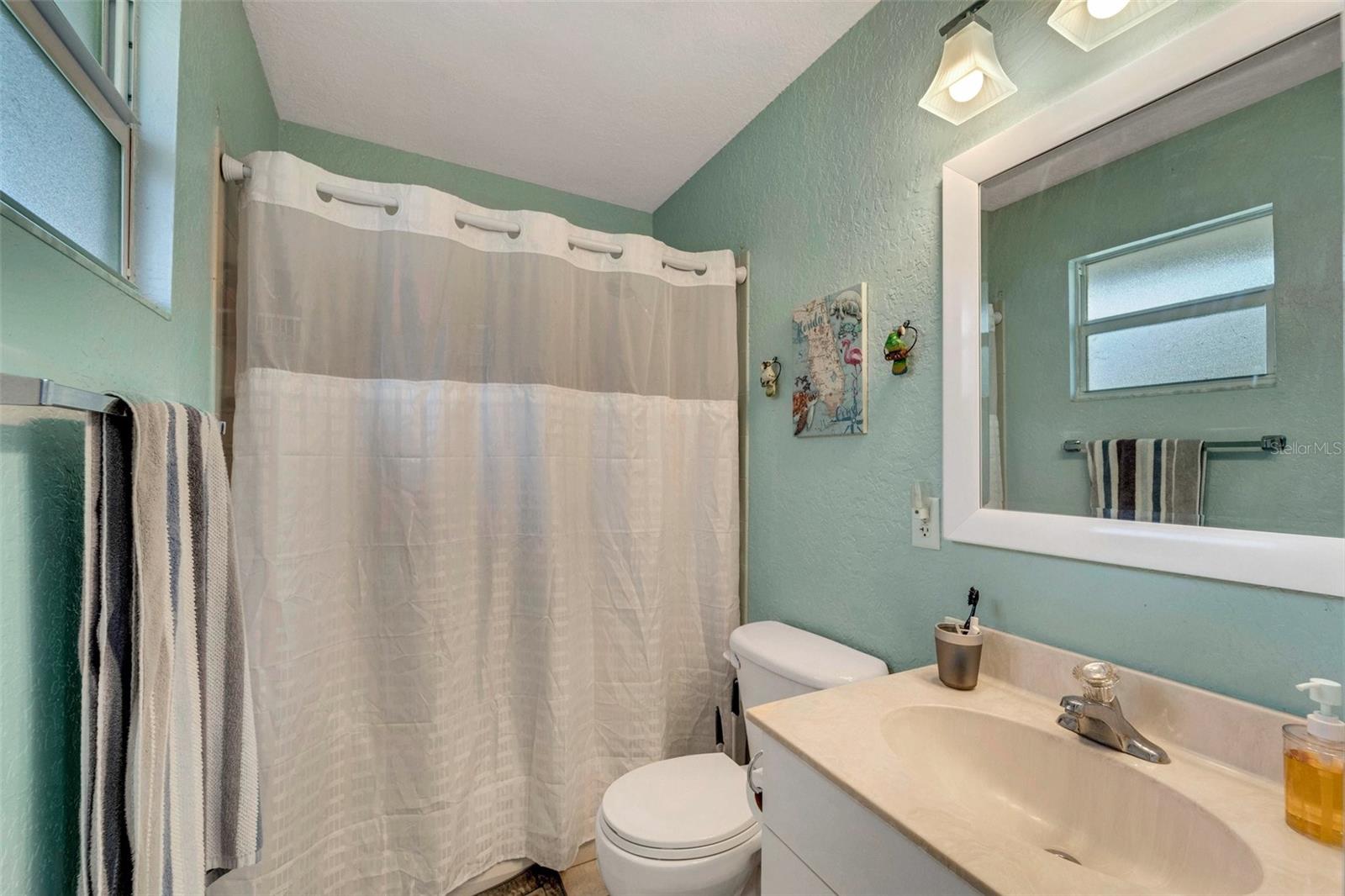 Listing photo id 23 for 3782 Beeber Street