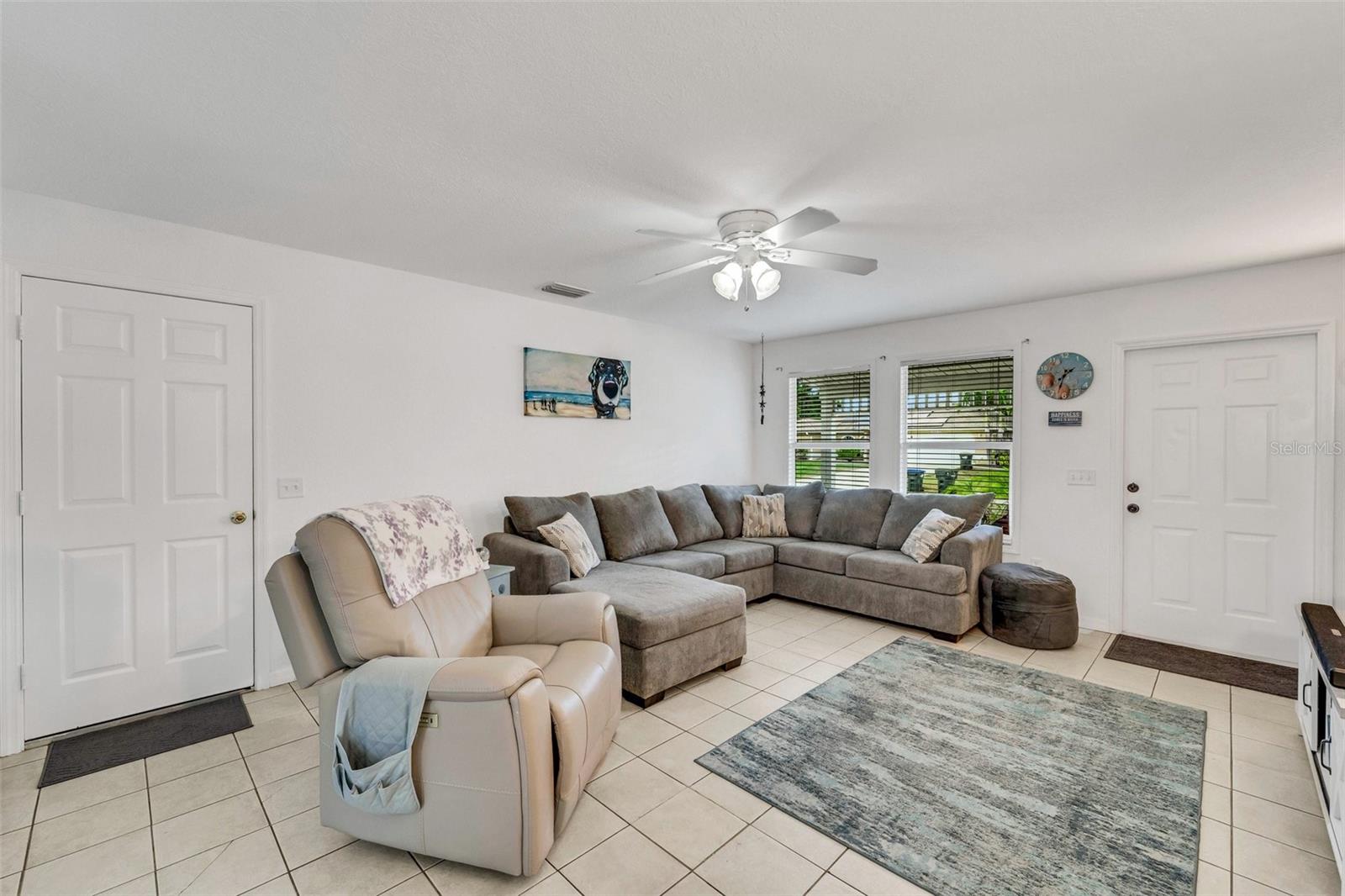 Listing photo id 2 for 3782 Beeber Street