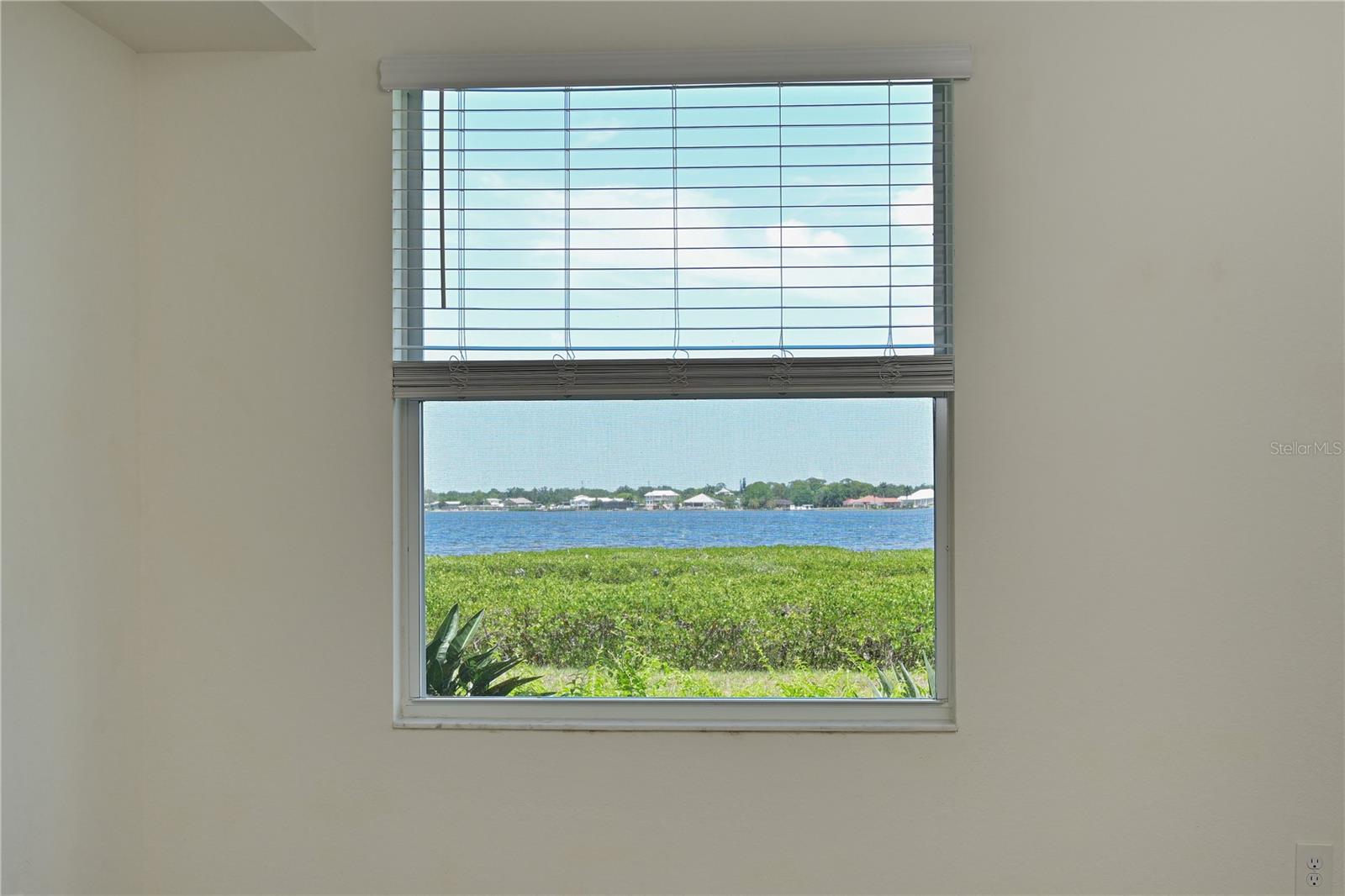 Image 14 of 72 For 1020 Tidewater Shores Loop 108