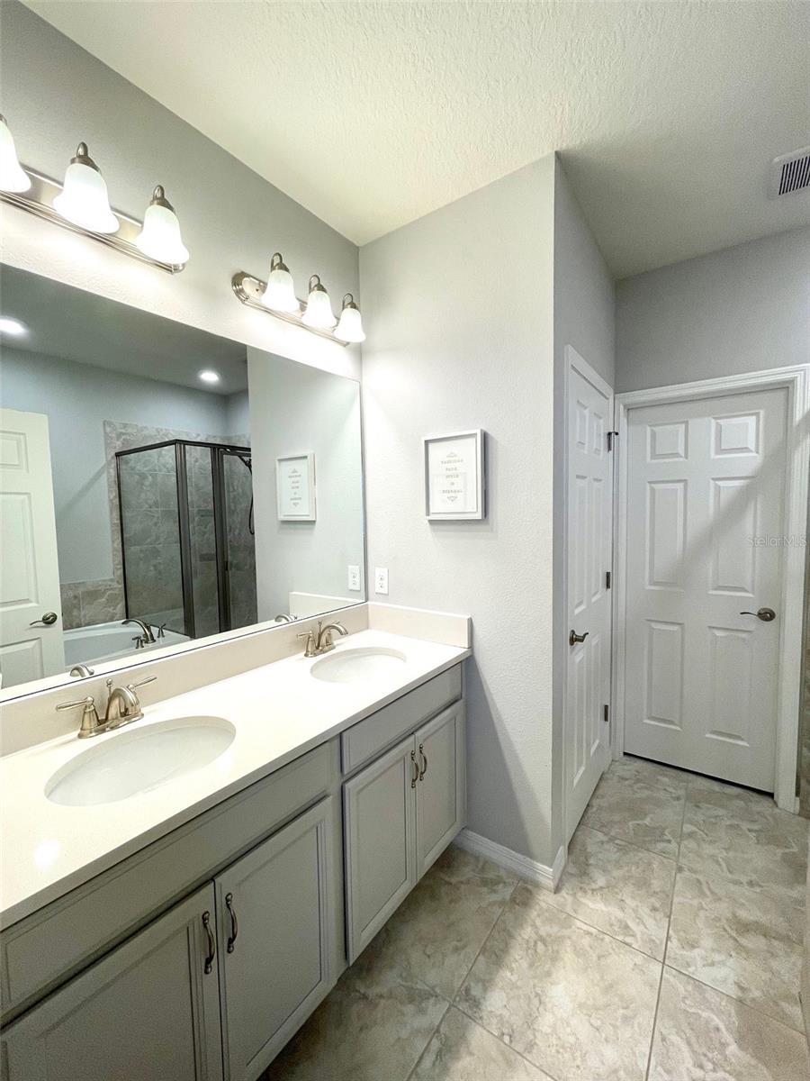 Listing photo id 7 for 2922 Grand Kemerton Place