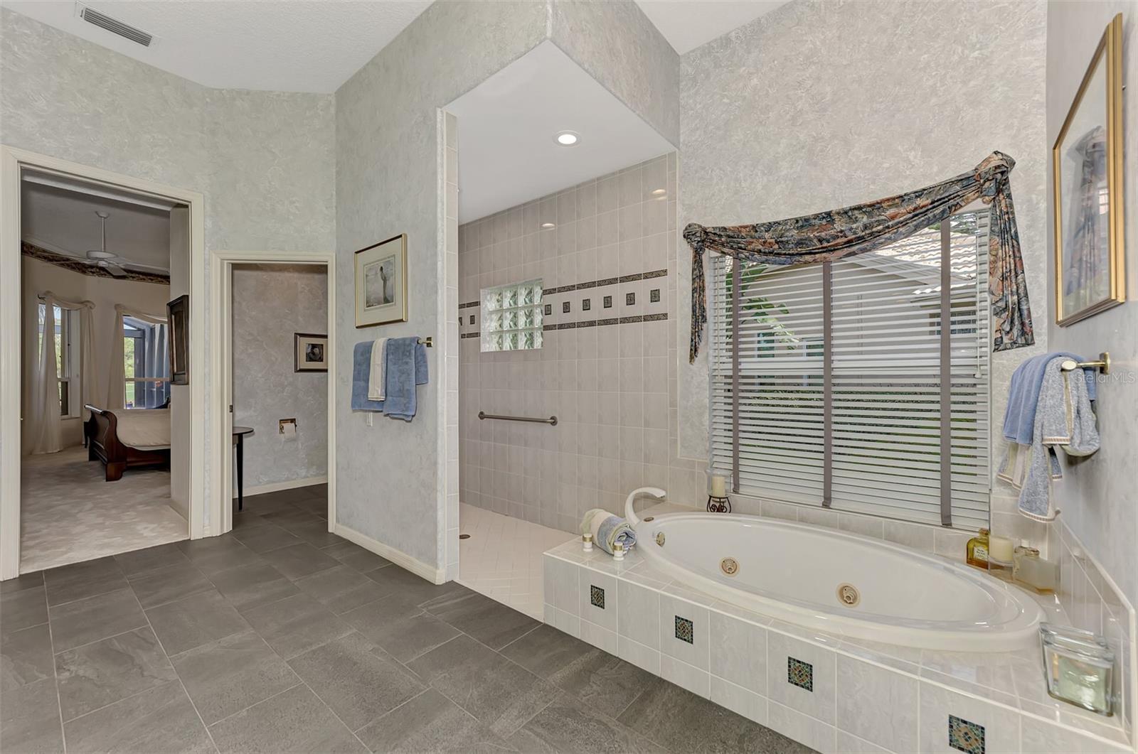 Listing photo id 28 for 269 Royal Oak Way