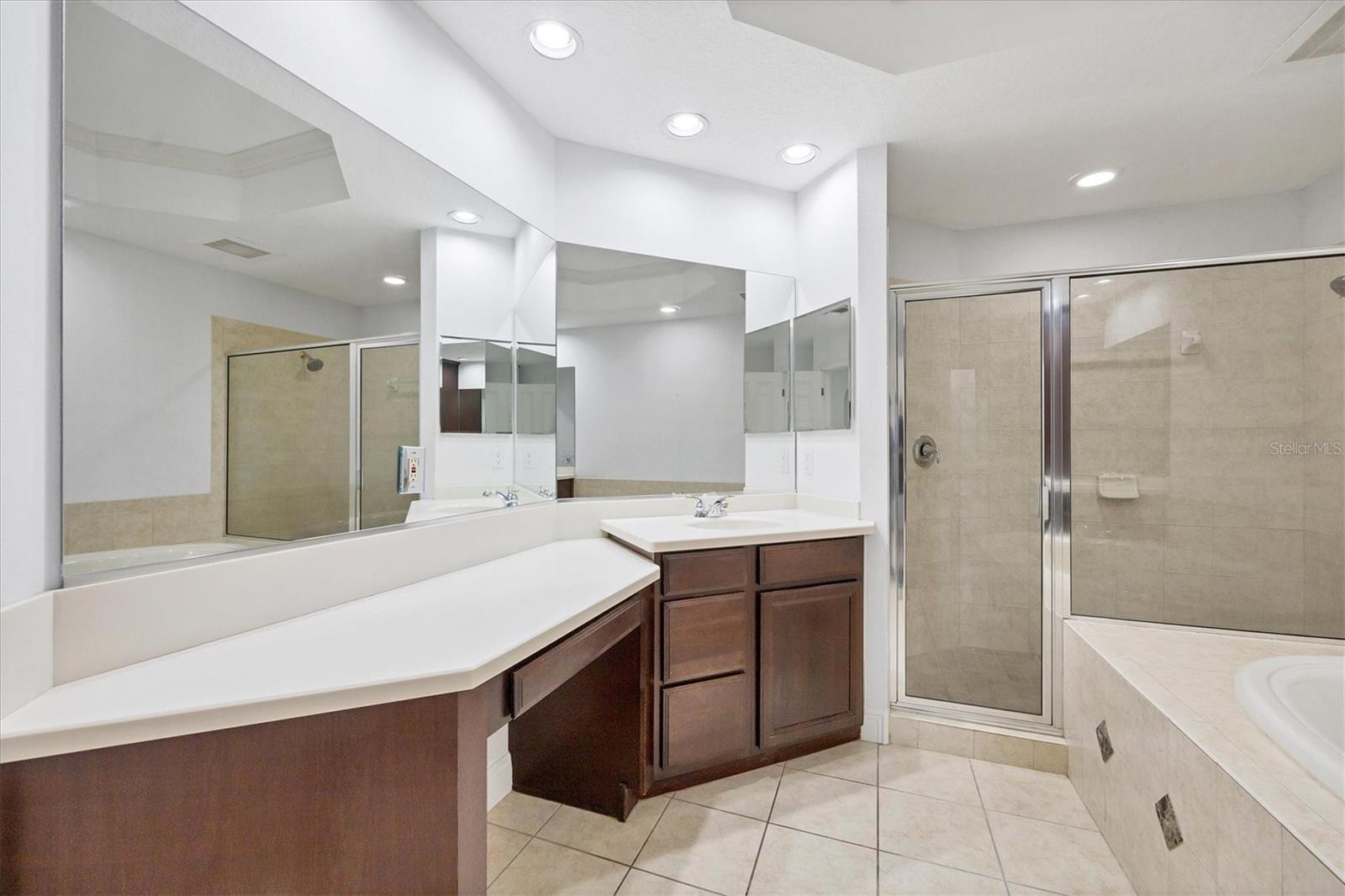 Listing photo id 19 for 6438 Watercrest Way 204