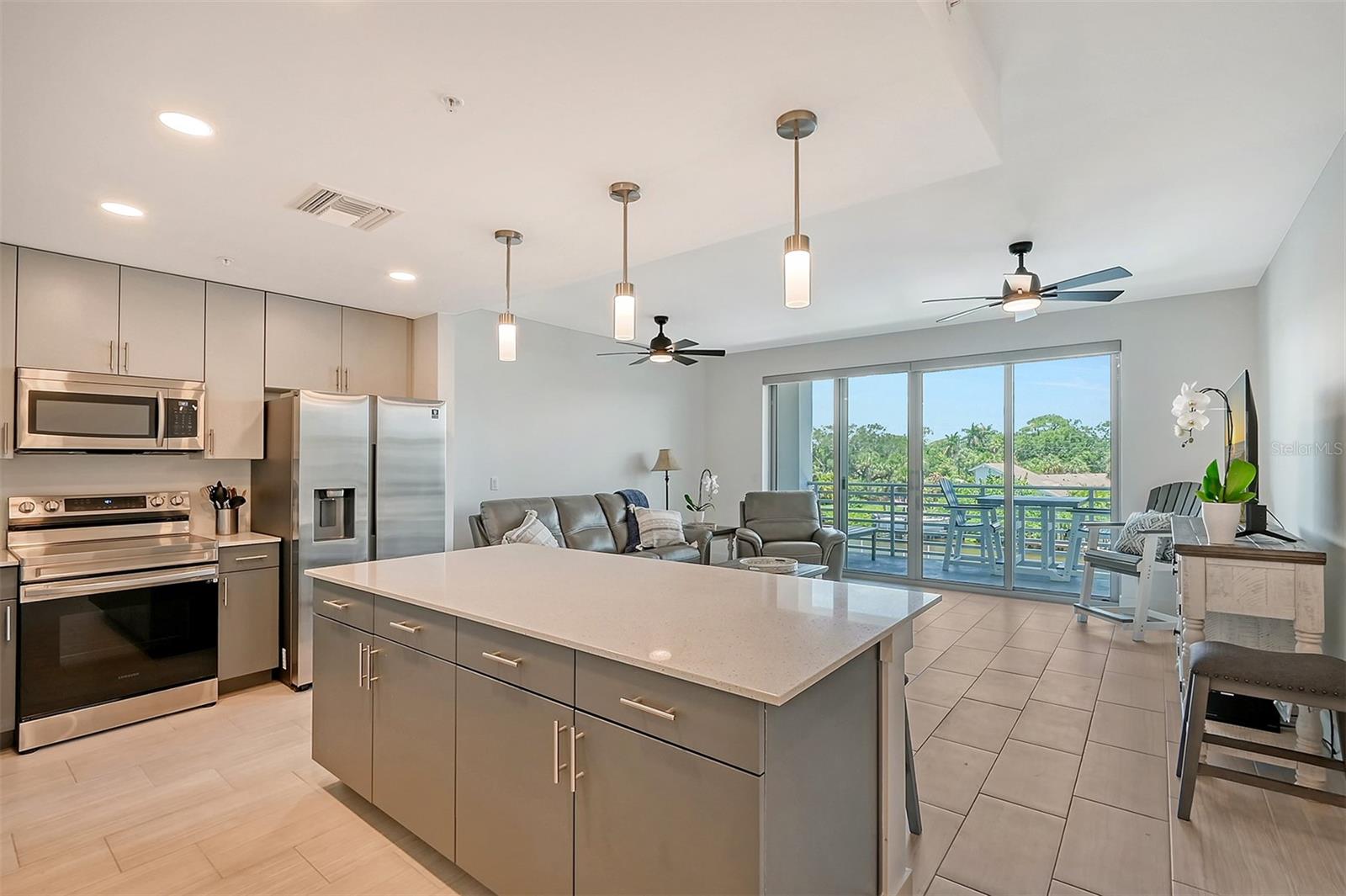 Listing photo id 7 for 1709 Tamiami Trail 310