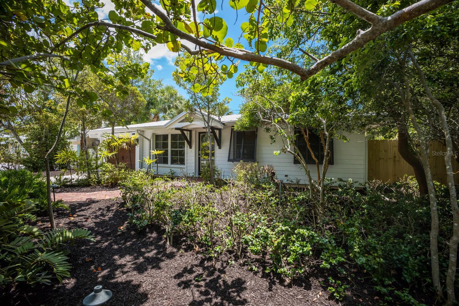 Listing photo id 1 for 313 Tarpon Street