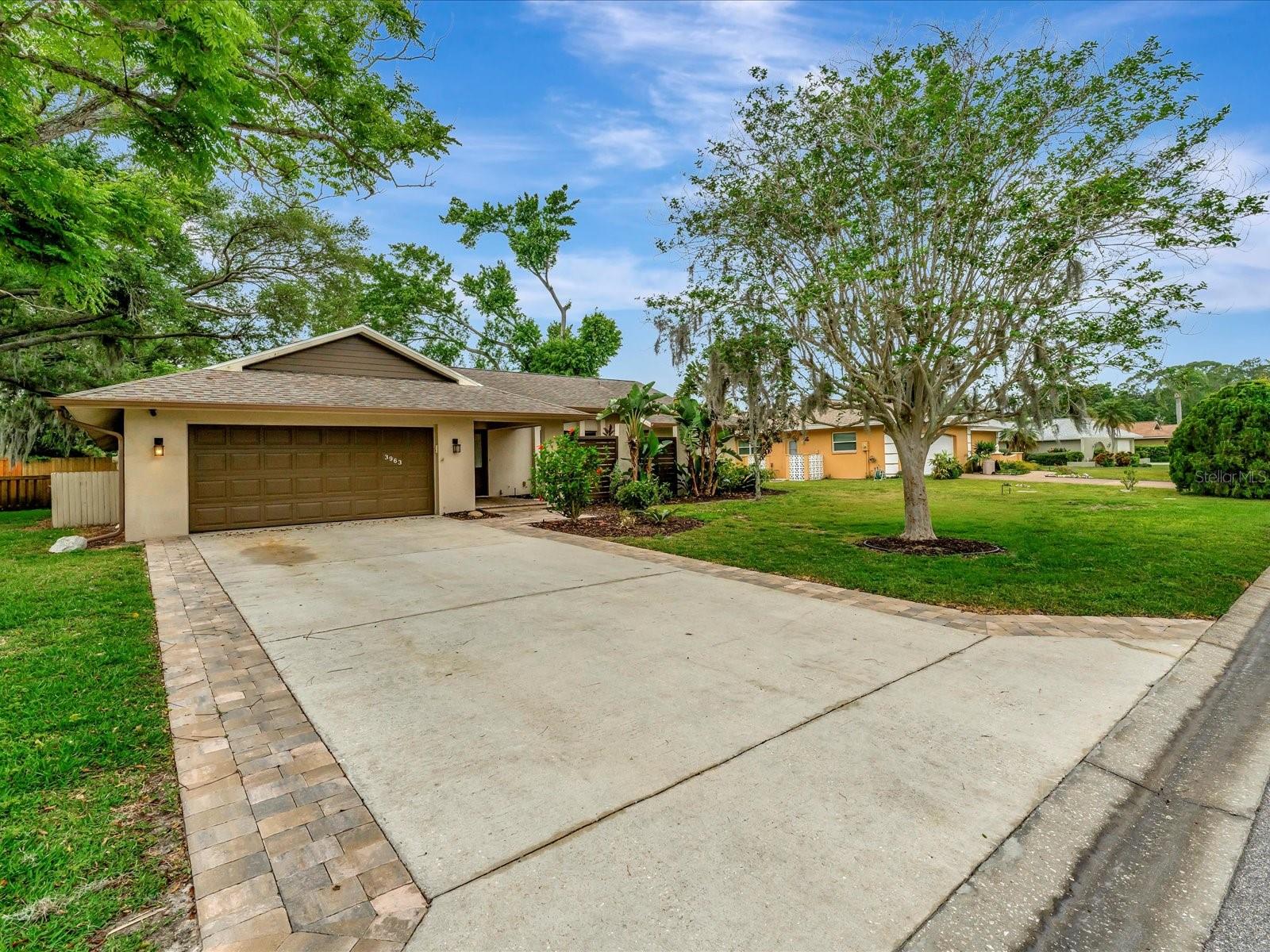 Listing photo id 0 for 3963 Country View Drive