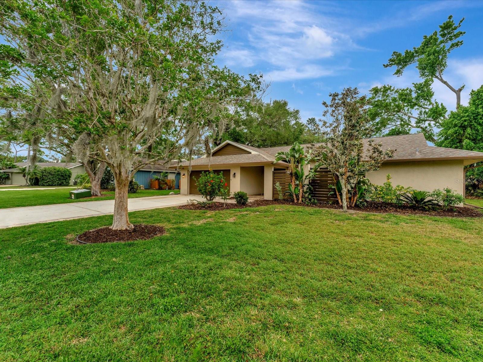 Listing photo id 1 for 3963 Country View Drive