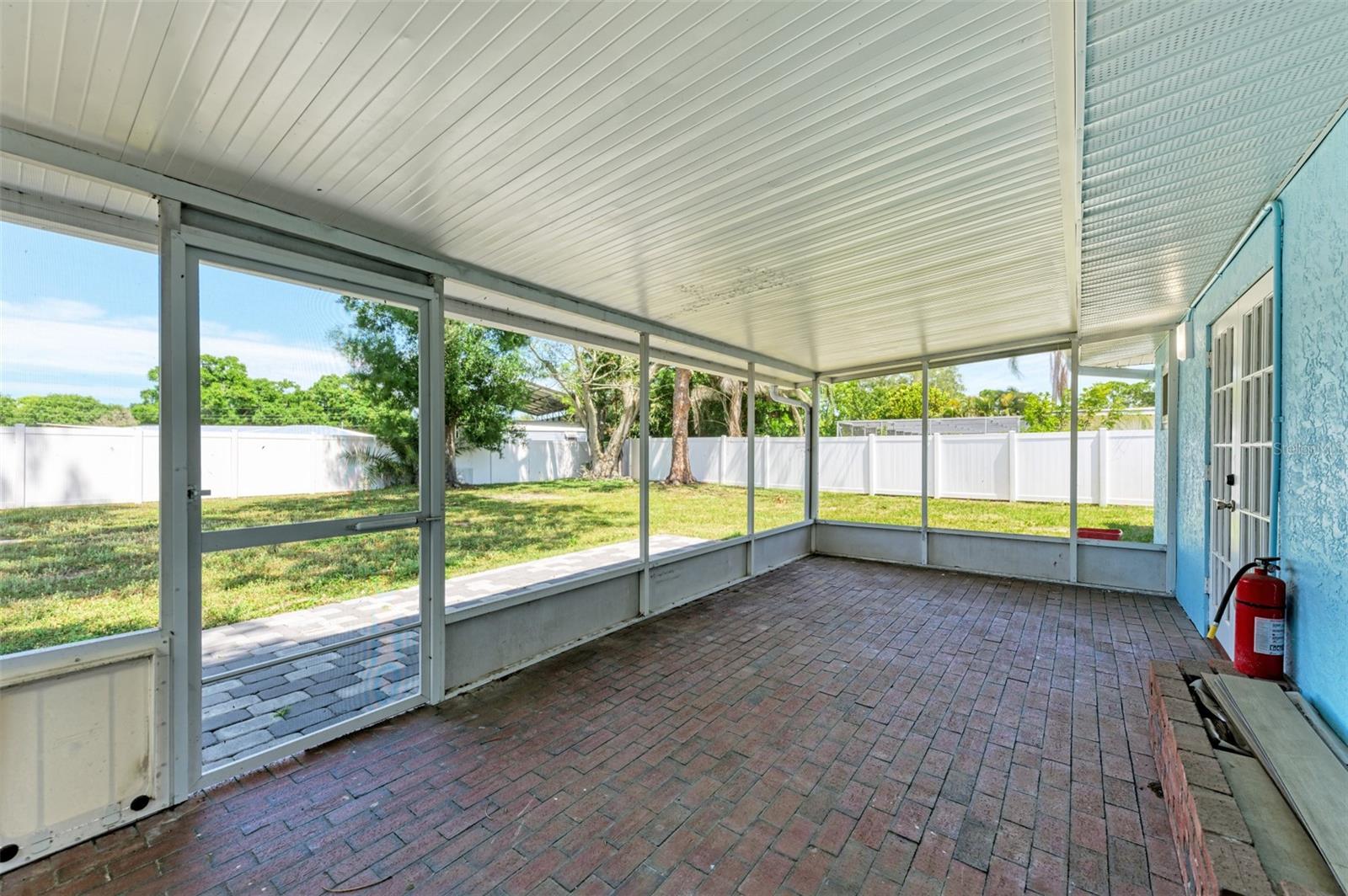 Listing photo id 21 for 2452 Amanda Drive