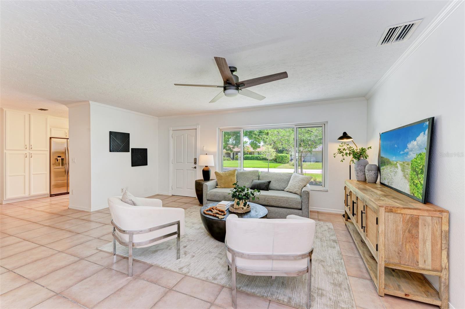 Listing photo id 1 for 2452 Amanda Drive