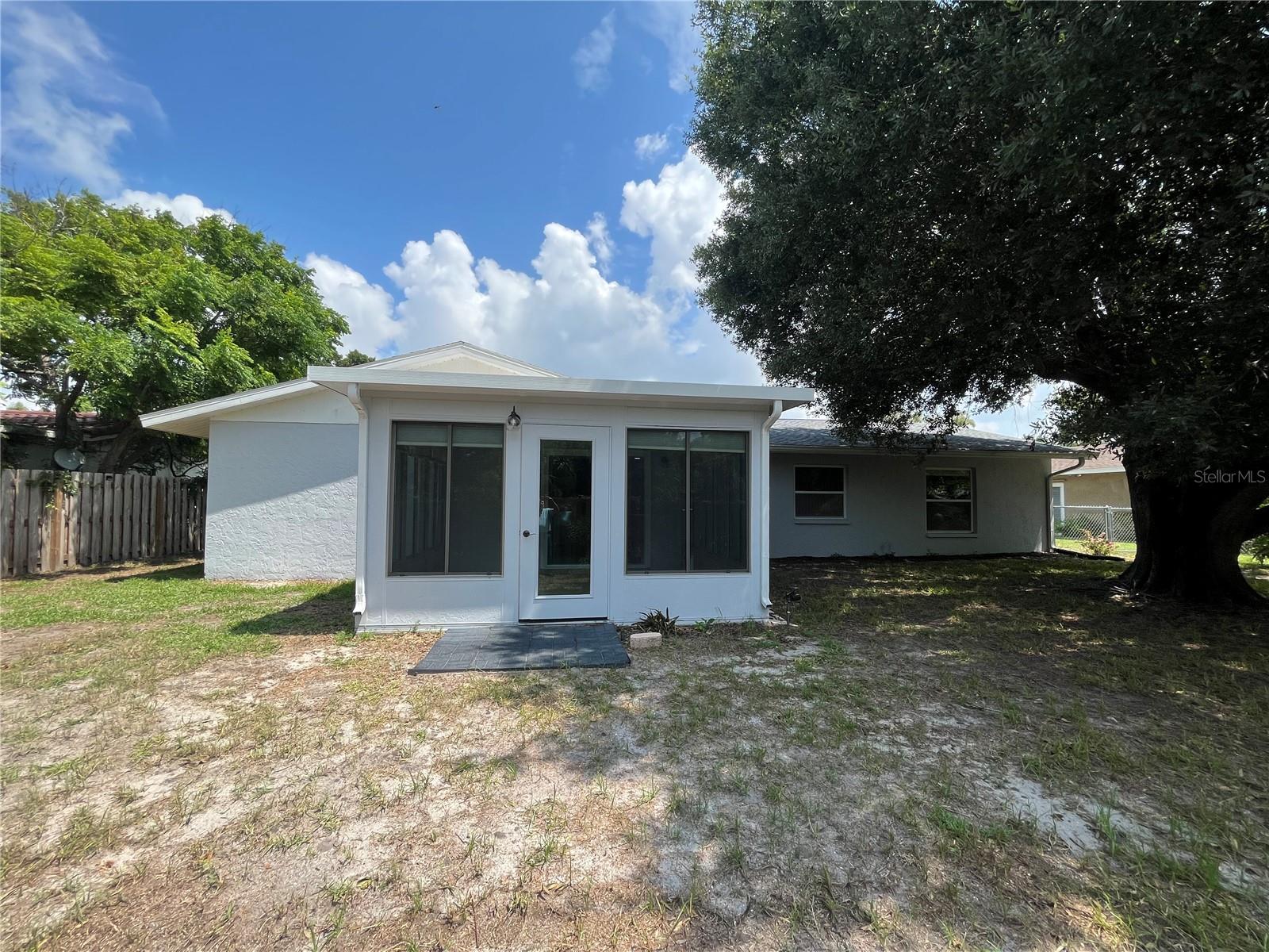 Listing photo id 28 for 906 Southern Pine Lane