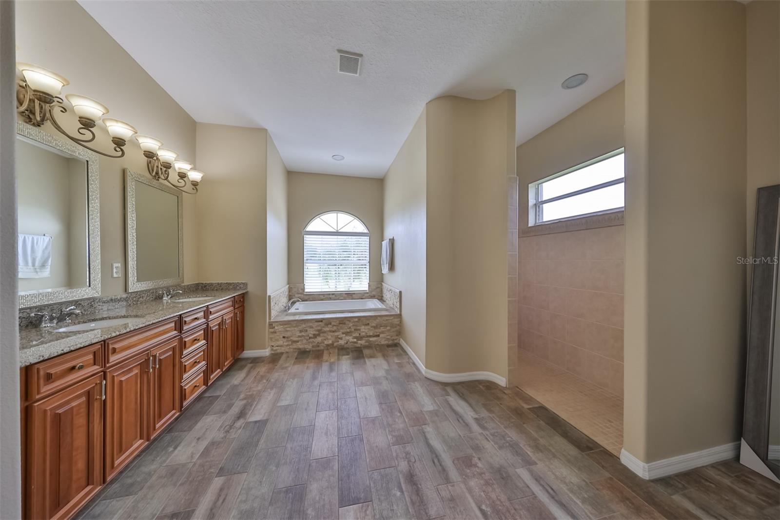 Listing photo id 16 for 17706 Bridlewood Court